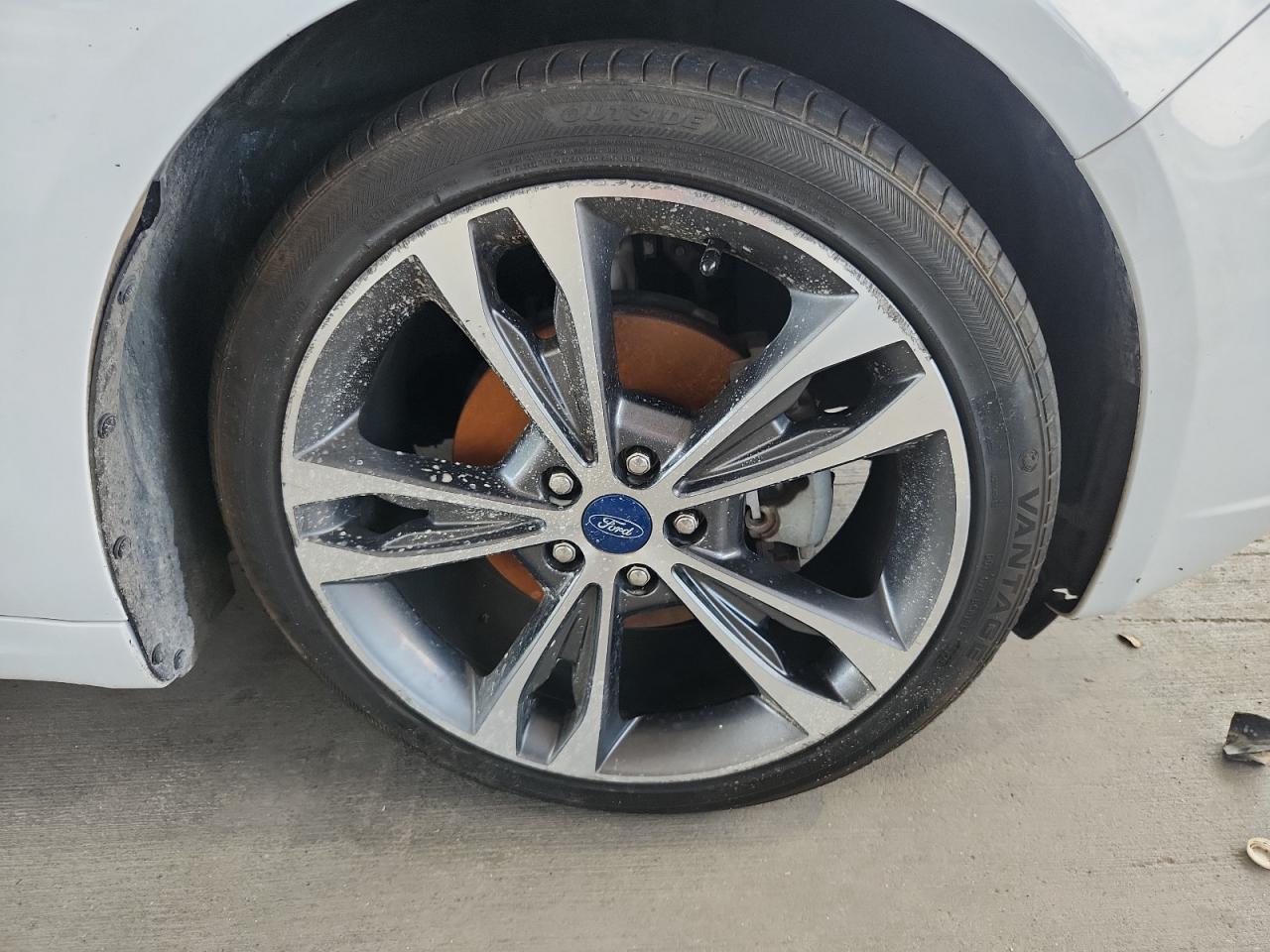 2019 Ford Fusion Titanium White vin: 3FA6P0D92KR153101 Damage: Right Front Wheel, Curb Rash, > 12 Inches