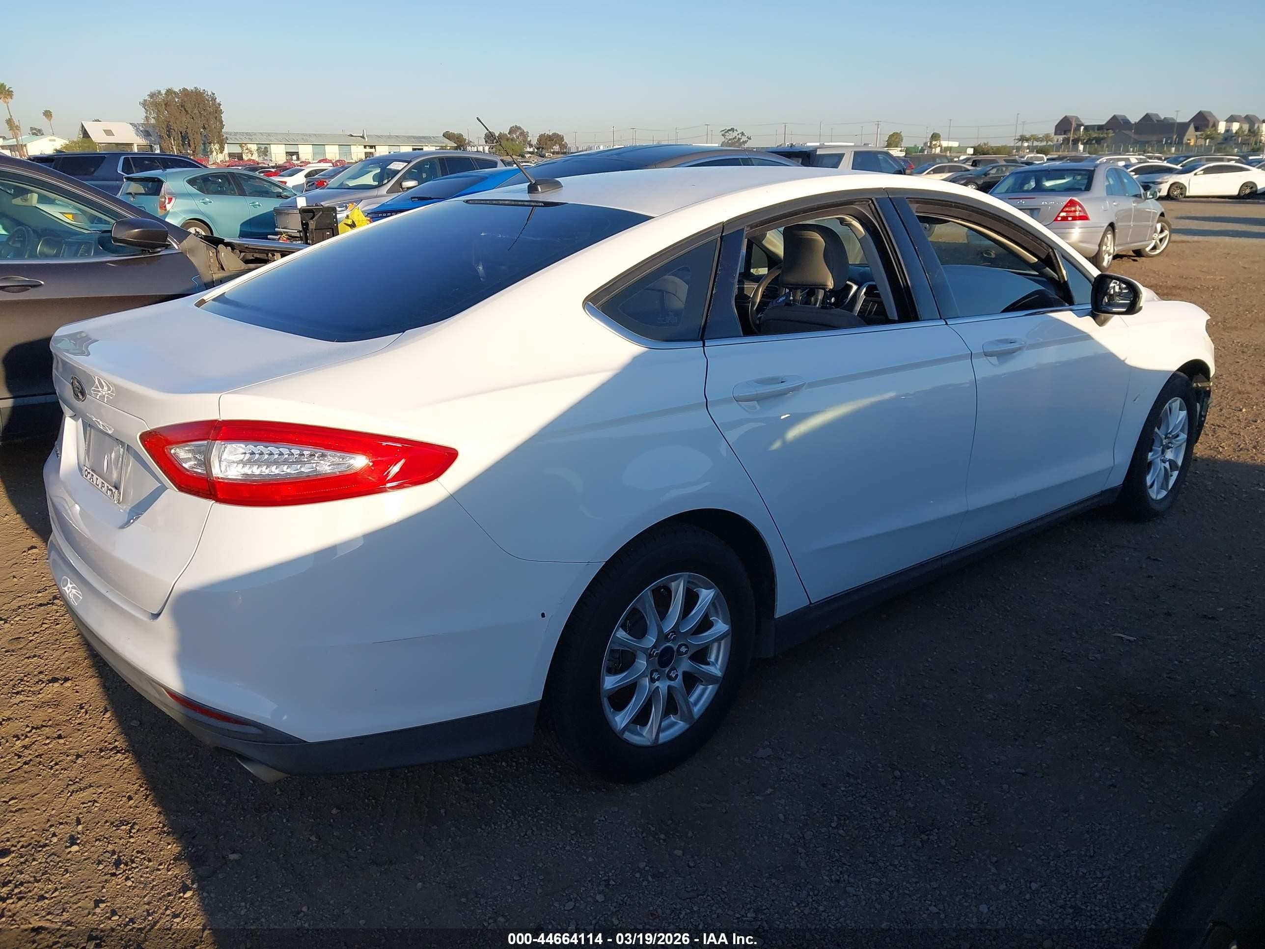 2015 Ford Fusion S White vin: 3FA6P0G70FR306851