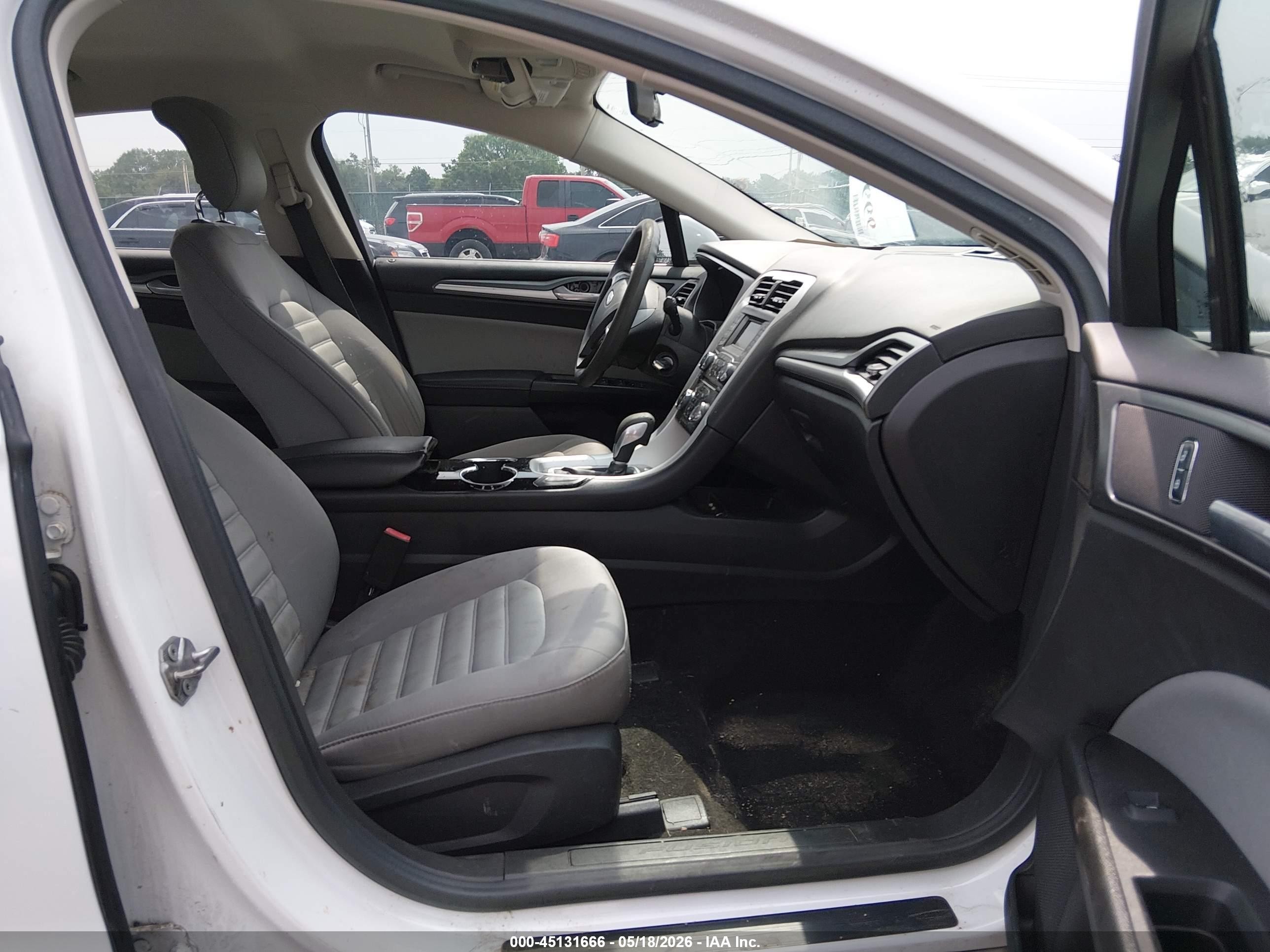 2015 Ford Fusion S Белый vin: 3FA6P0G71FR118386