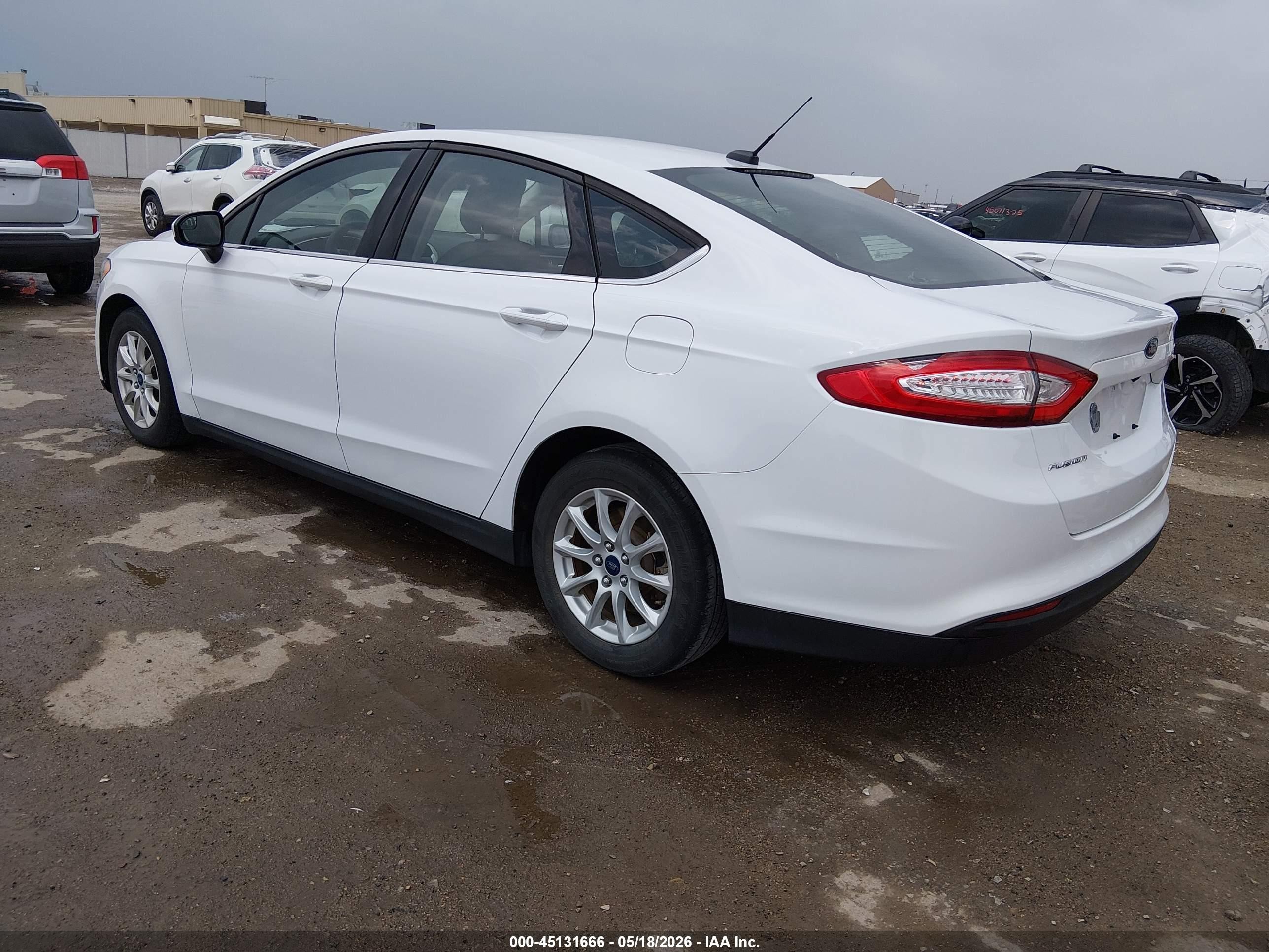 2015 Ford Fusion S Белый vin: 3FA6P0G71FR118386