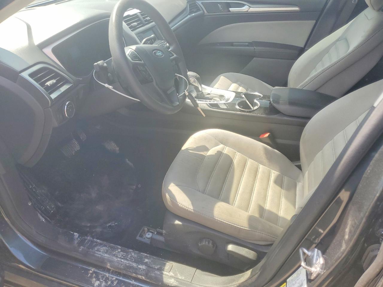 2015 Ford Fusion S Серый vin: 3FA6P0G71FR149783