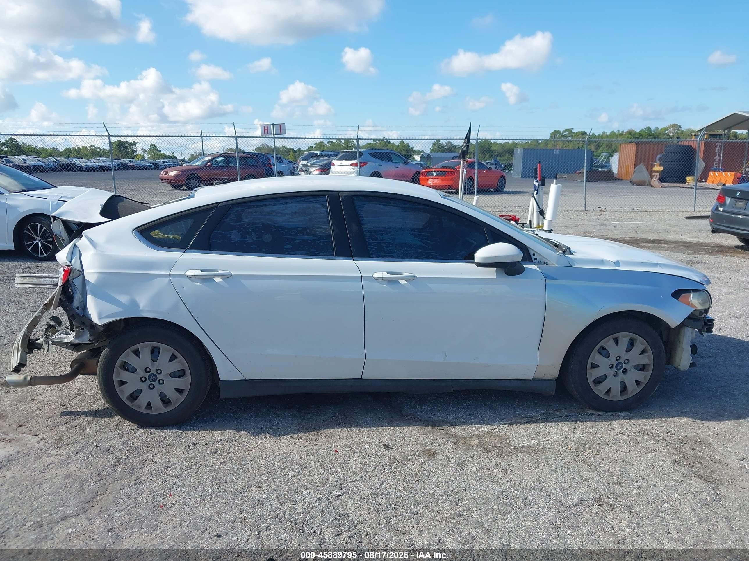 2013 Ford Fusion S Белый vin: 3FA6P0G73DR328288