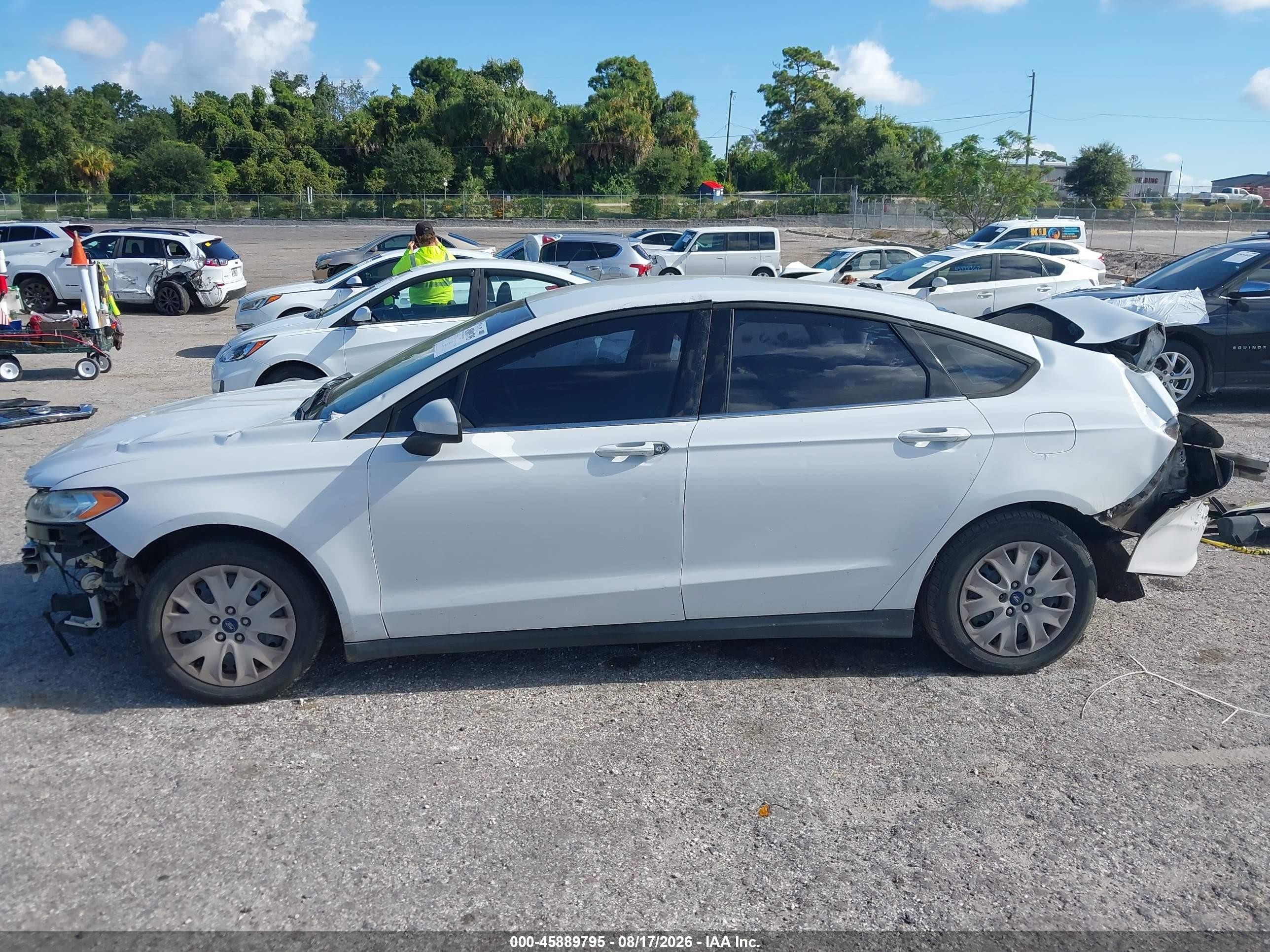 2013 Ford Fusion S Белый vin: 3FA6P0G73DR328288
