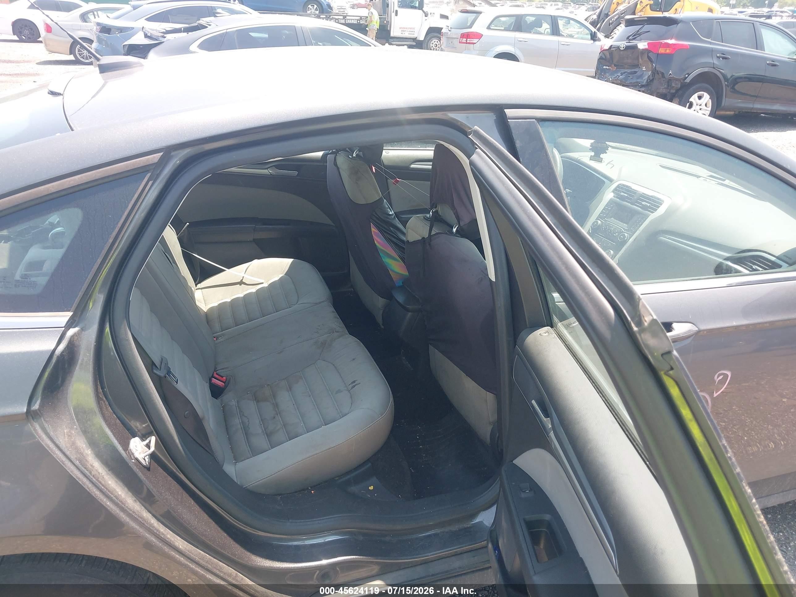 2015 Ford Fusion S Серый vin: 3FA6P0G73FR124321