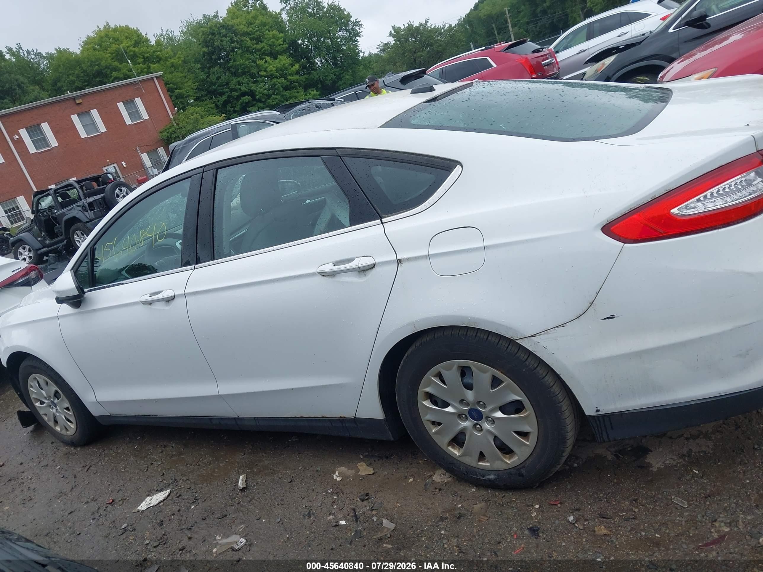 2013 Ford Fusion S Белый vin: 3FA6P0G74DR354124