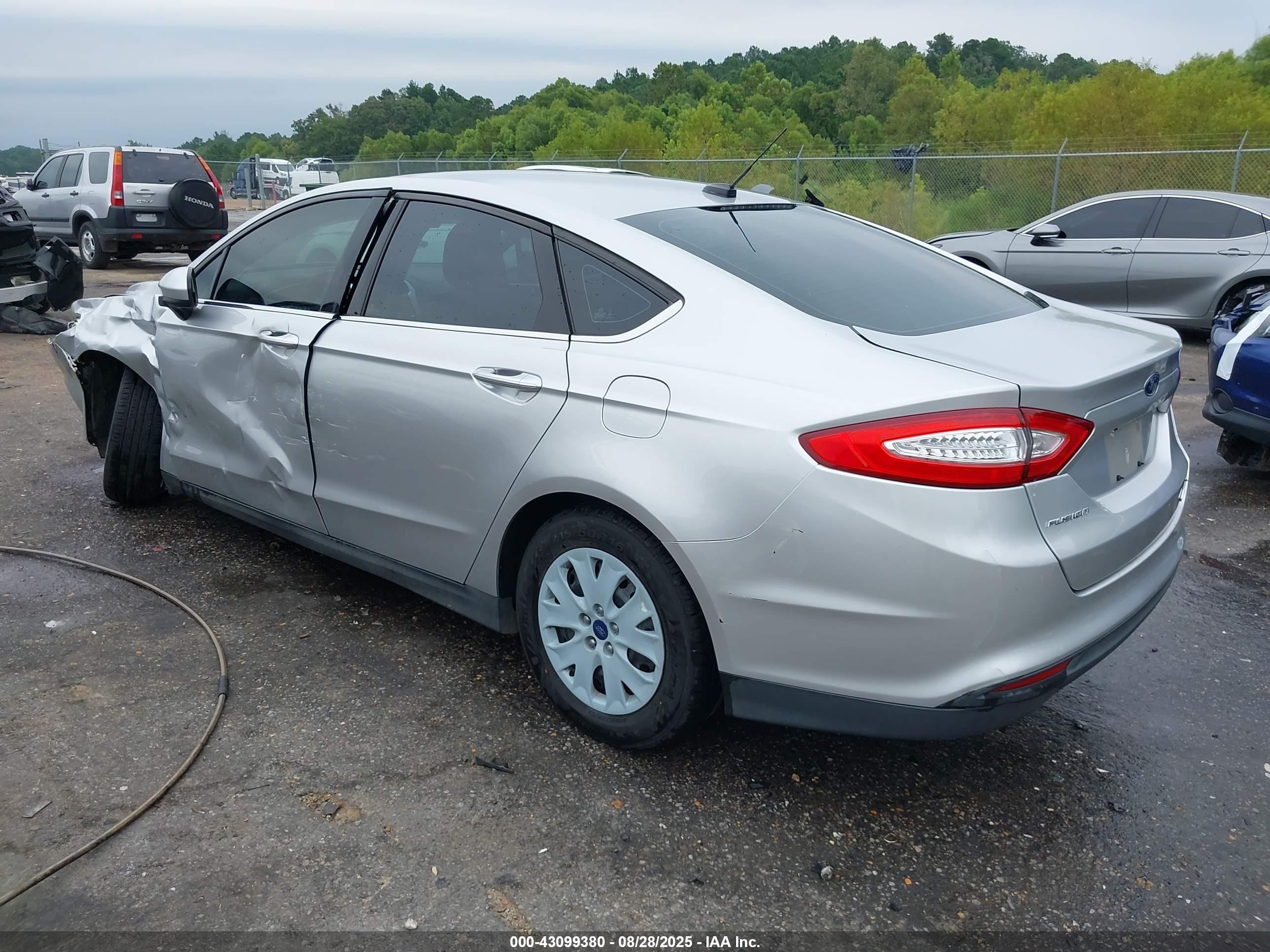 2014 Ford Fusion S Серебряный vin: 3FA6P0G74ER365691