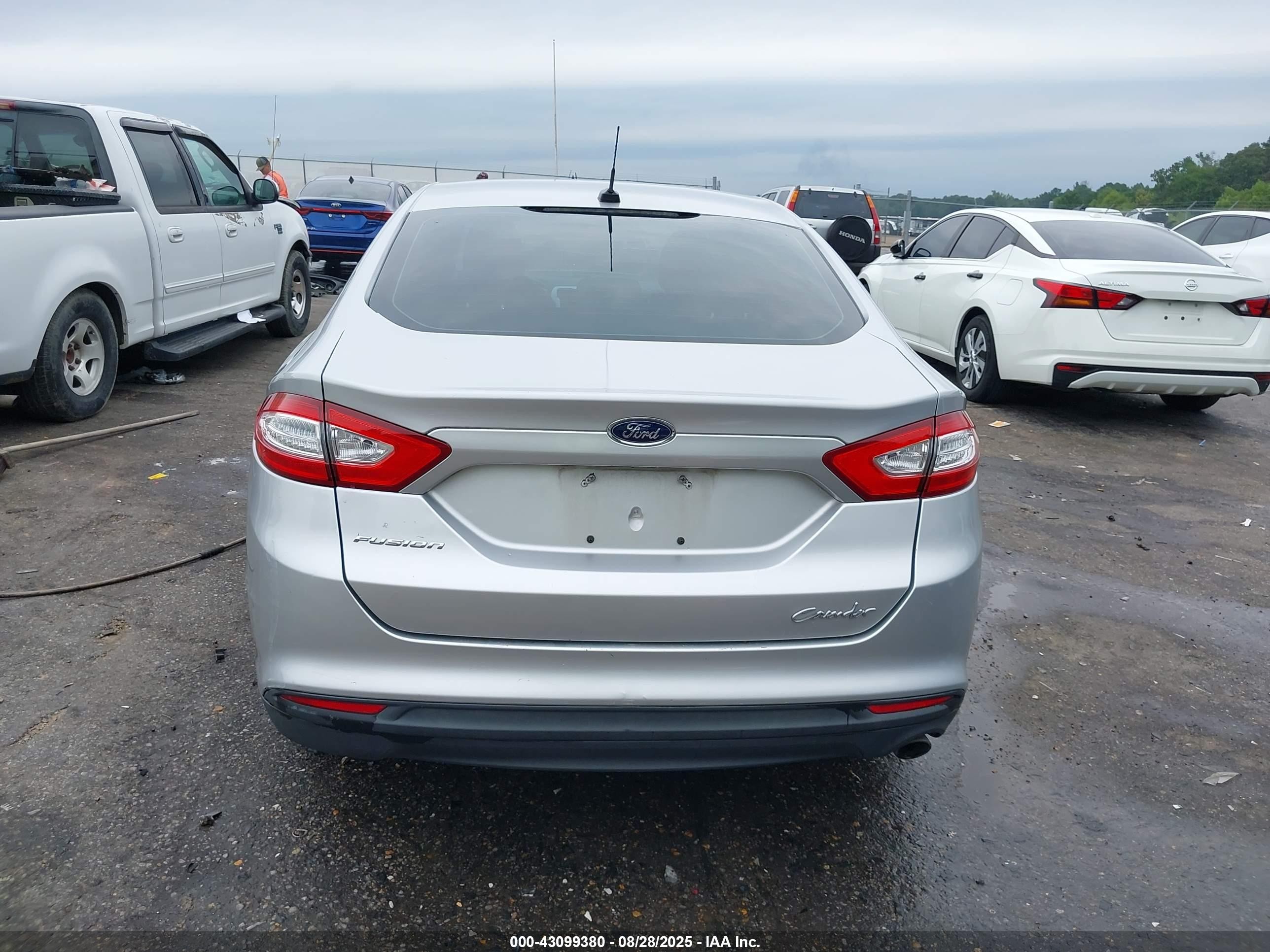 2014 Ford Fusion S Серебряный vin: 3FA6P0G74ER365691