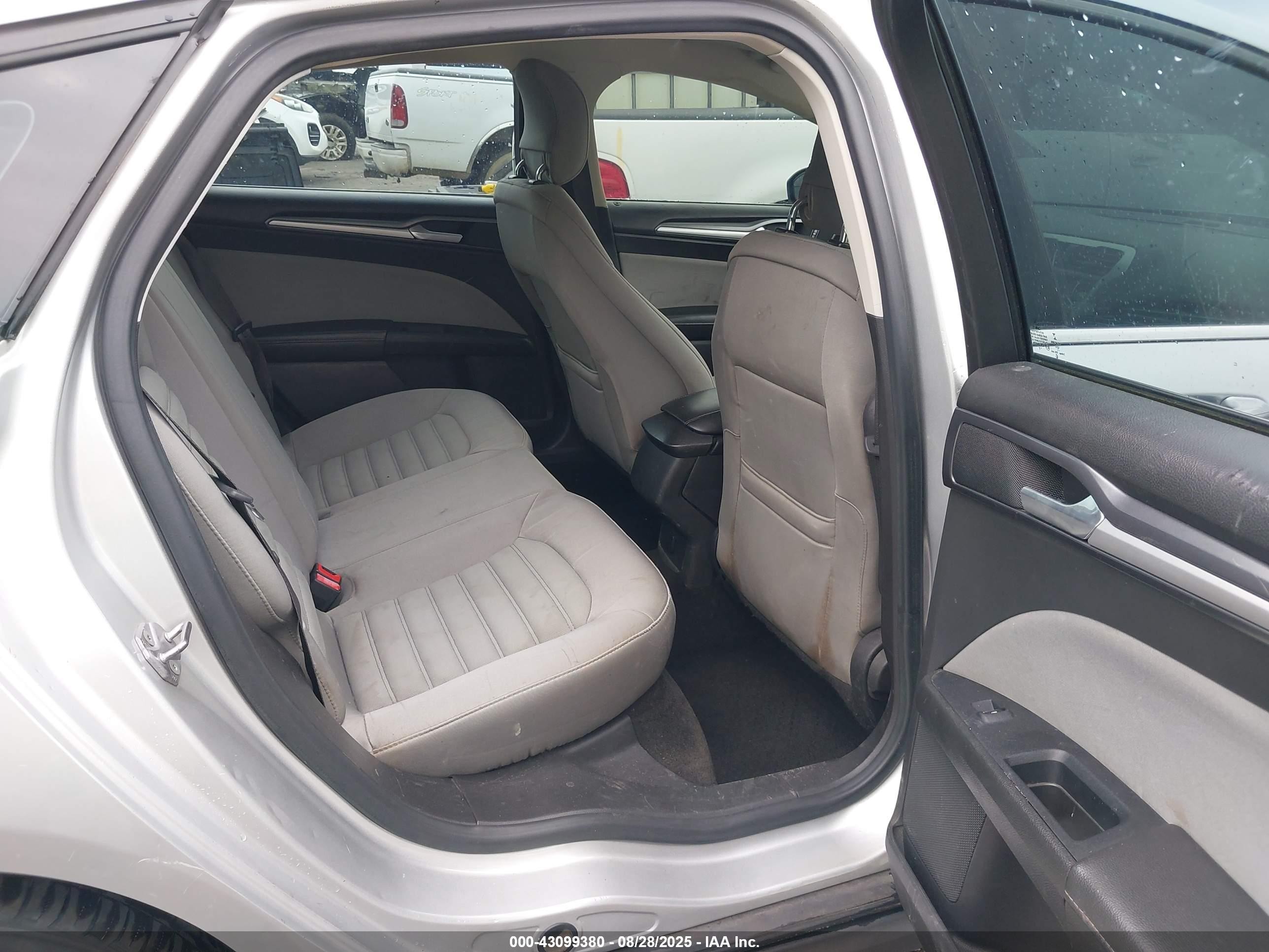2014 Ford Fusion S Серебряный vin: 3FA6P0G74ER365691