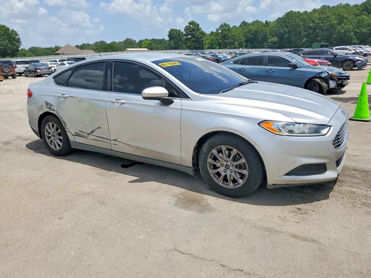 2015 Ford Fusion S Серебряный vin: 3FA6P0G74FR101355