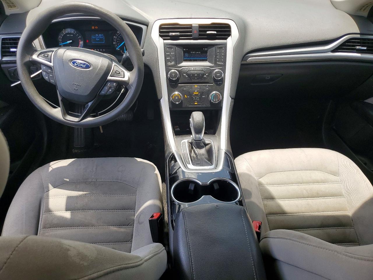 2015 Ford Fusion S Серебряный vin: 3FA6P0G74FR101355