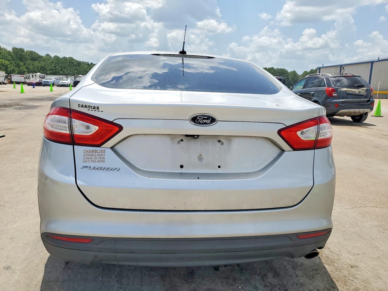 2015 Ford Fusion S Серебряный vin: 3FA6P0G74FR101355