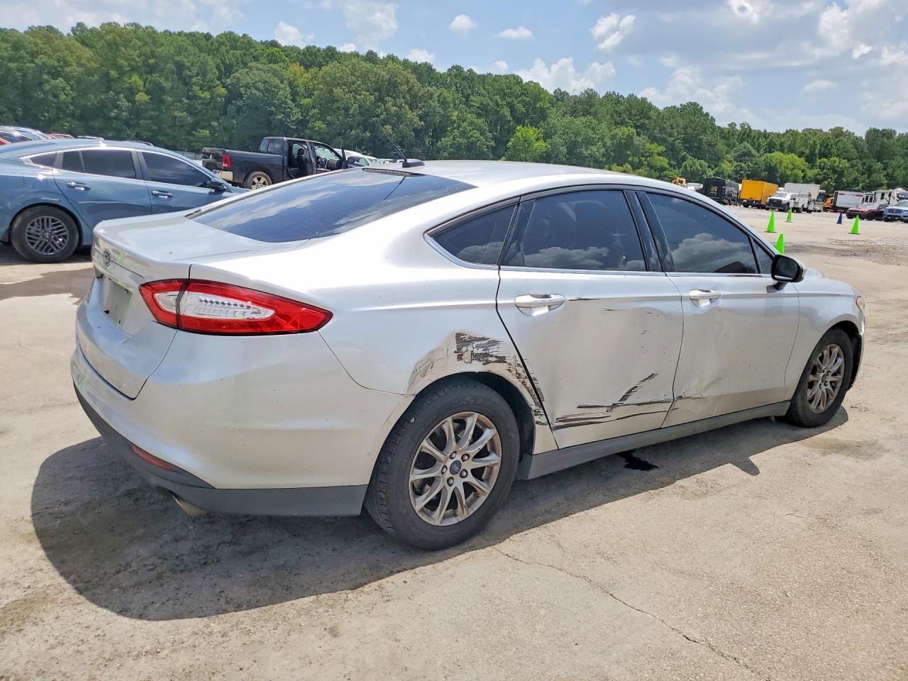 2015 Ford Fusion S Серебряный vin: 3FA6P0G74FR101355