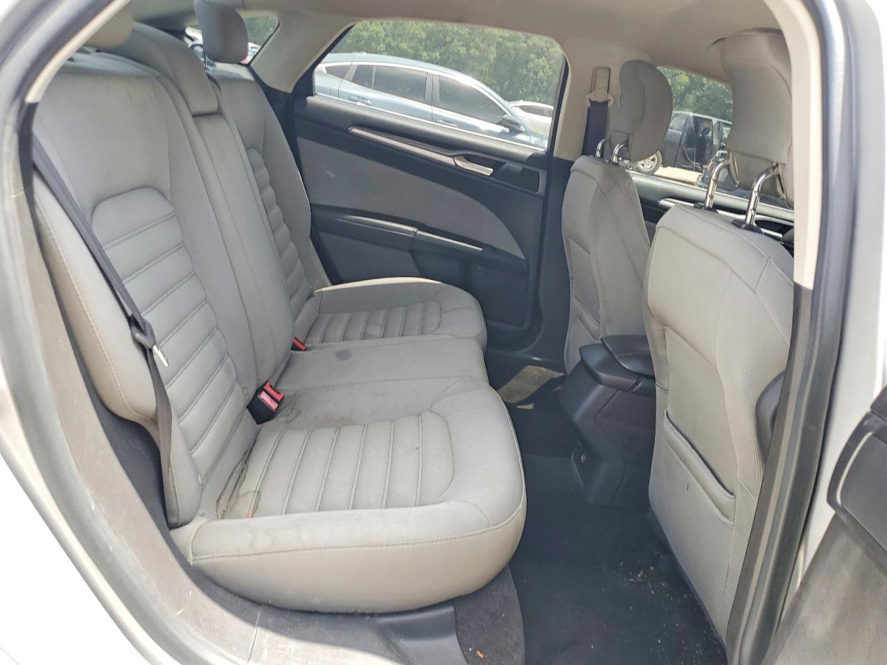 2015 Ford Fusion S Серебряный vin: 3FA6P0G74FR101355