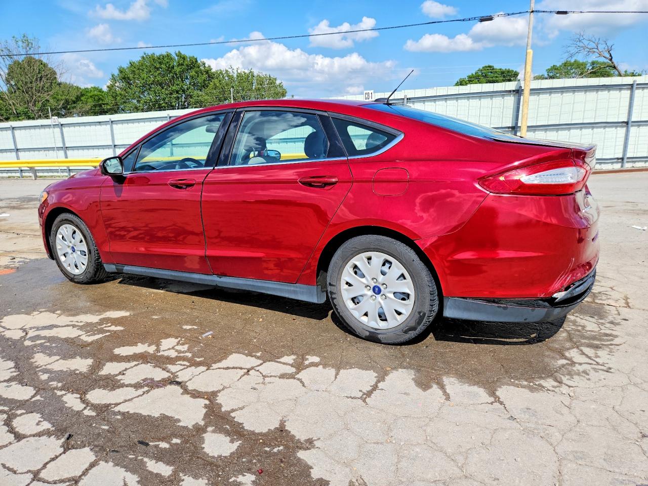 2013 Ford Fusion S Красный vin: 3FA6P0G75DR171072