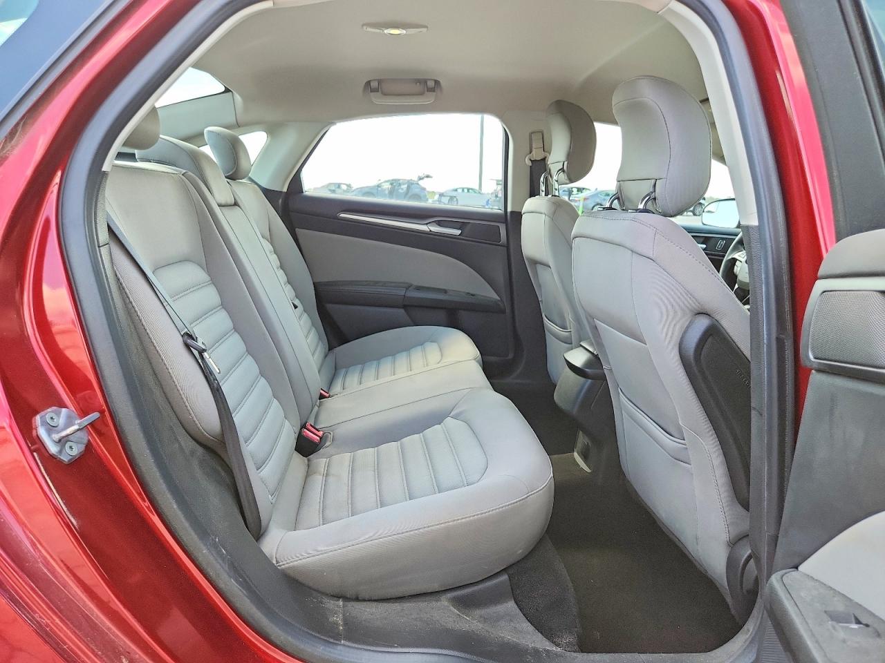 2013 Ford Fusion S Красный vin: 3FA6P0G75DR171072