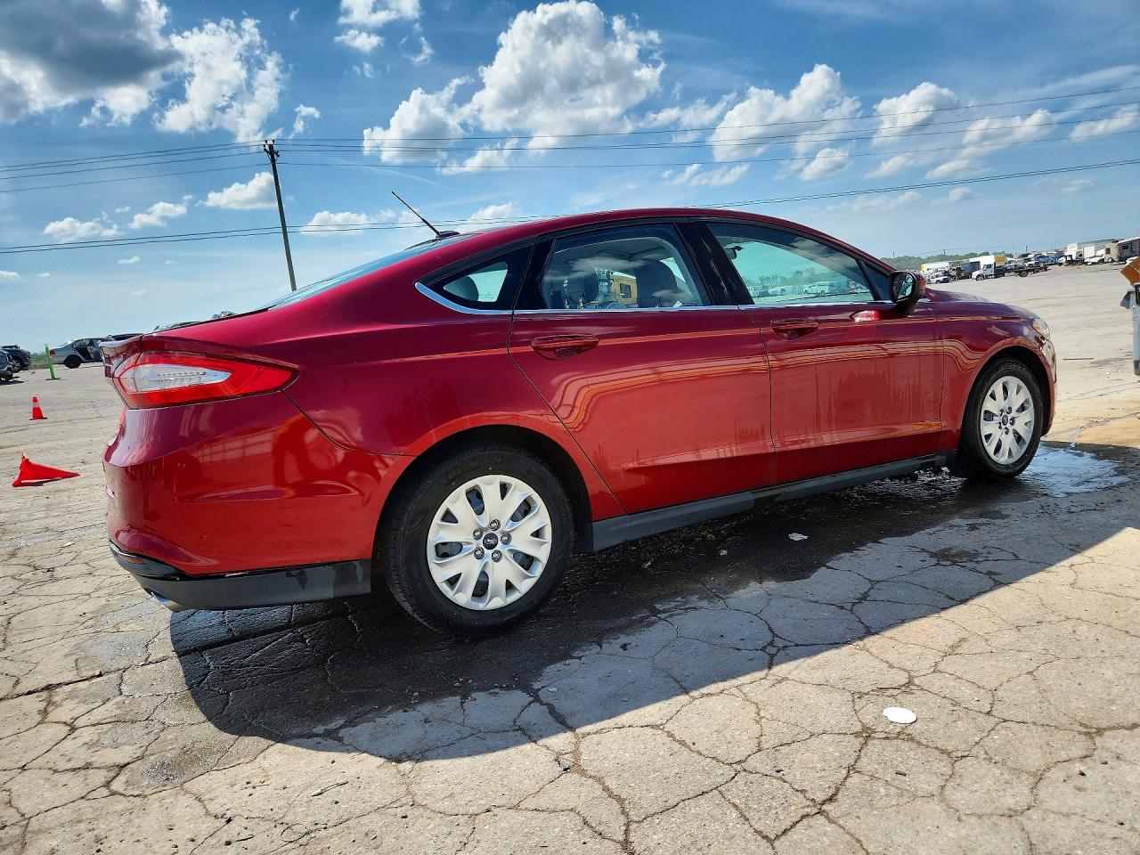 2013 Ford Fusion S Красный vin: 3FA6P0G75DR171072