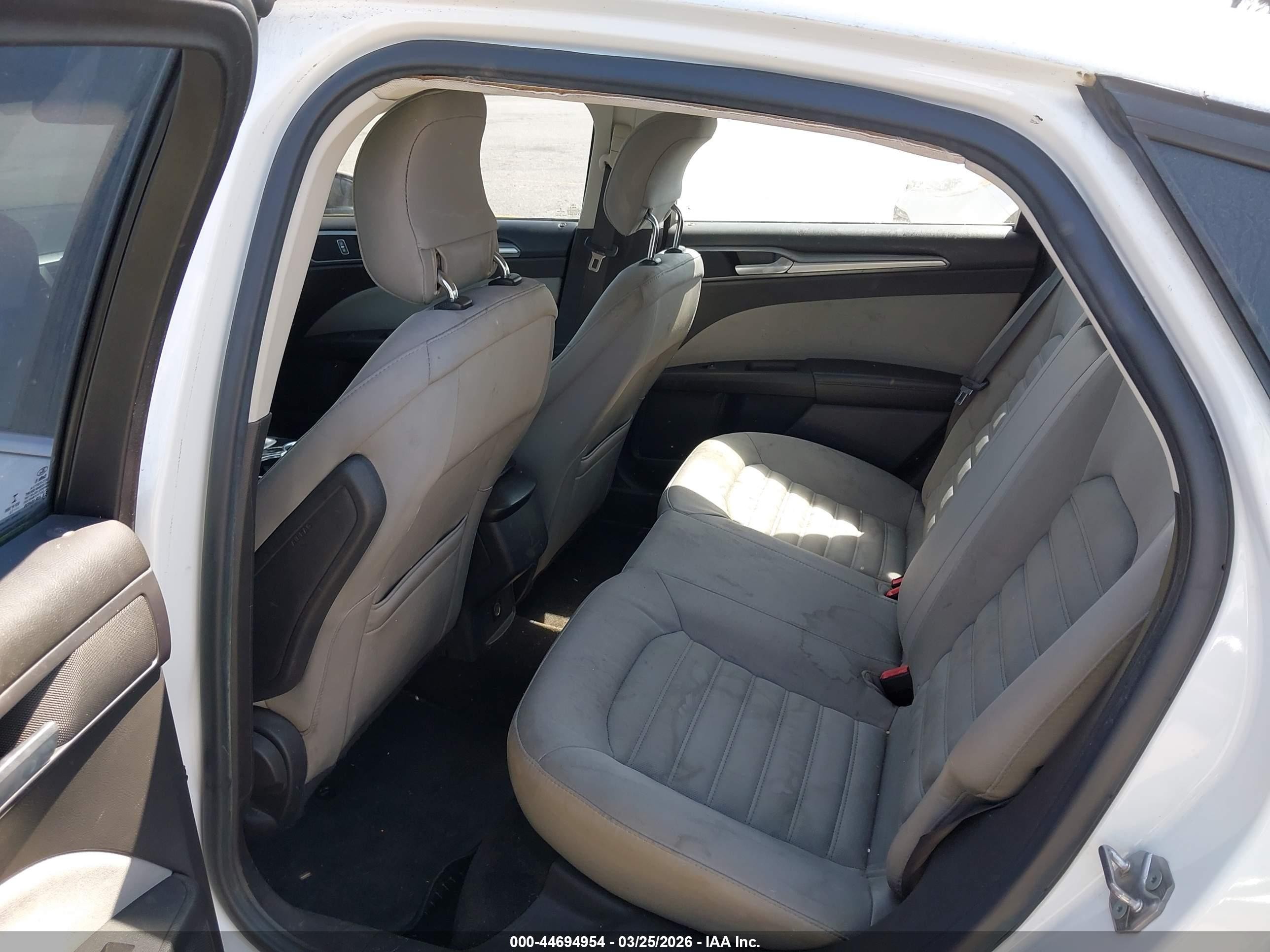 2014 Ford Fusion S Белый vin: 3FA6P0G75ER322445