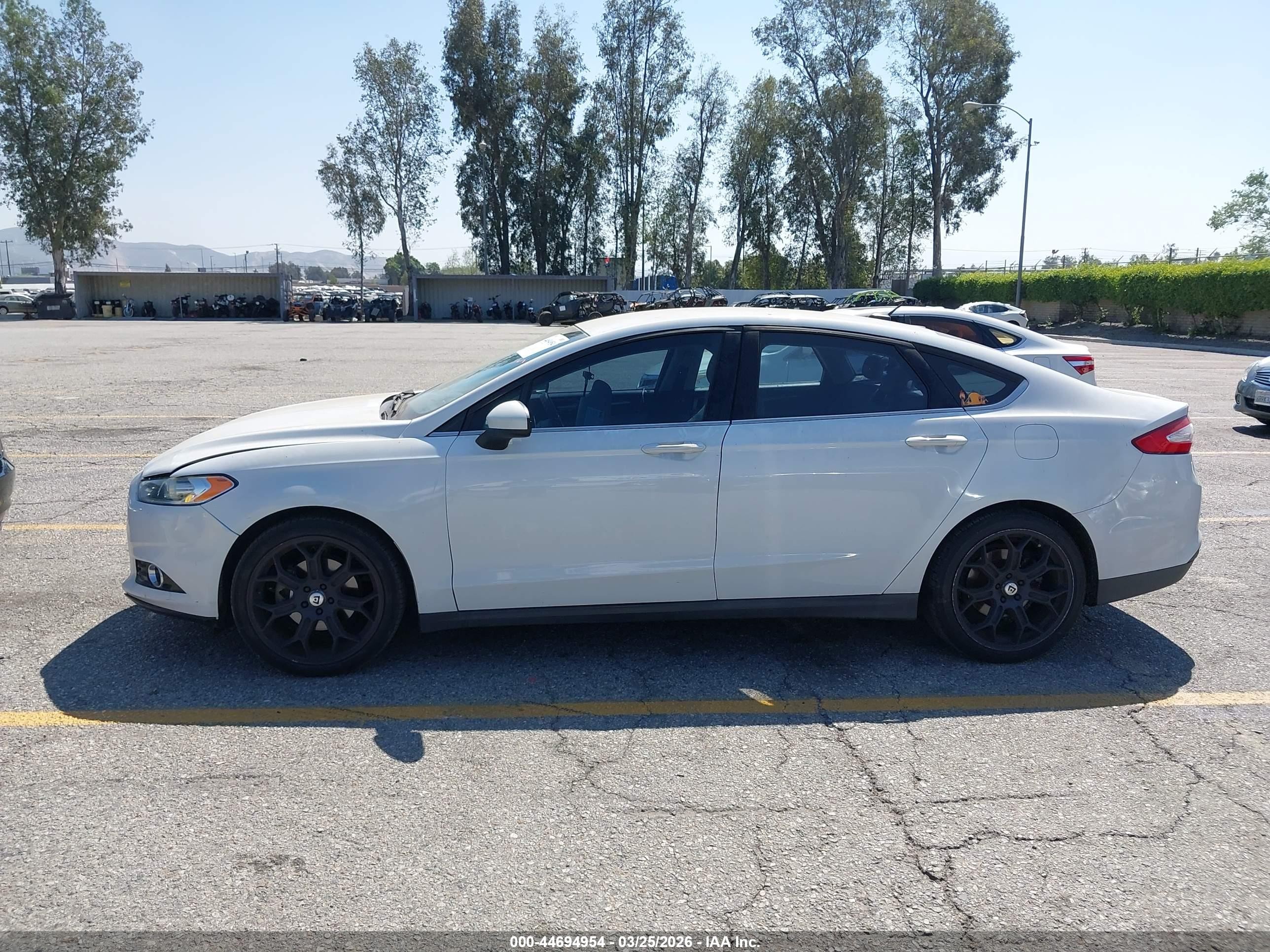 2014 Ford Fusion S Белый vin: 3FA6P0G75ER322445