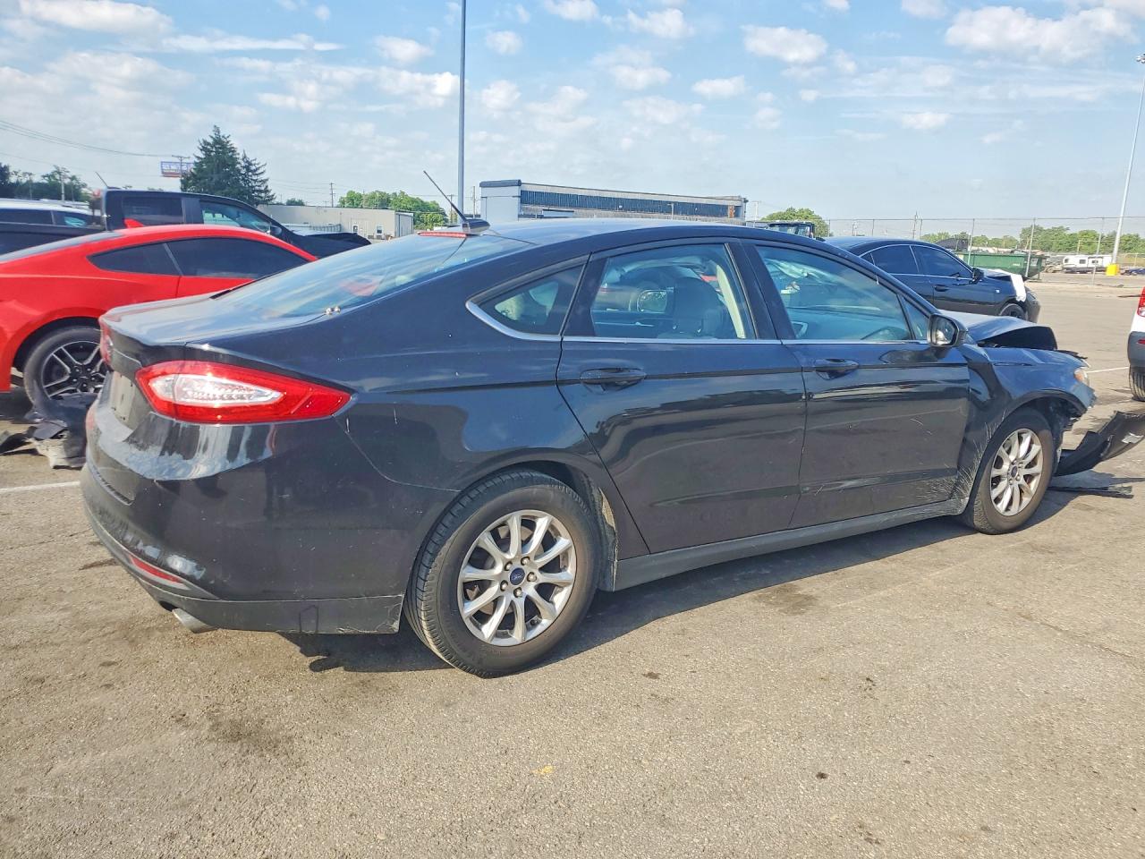 2015 Ford Fusion S Серый vin: 3FA6P0G75FR118035