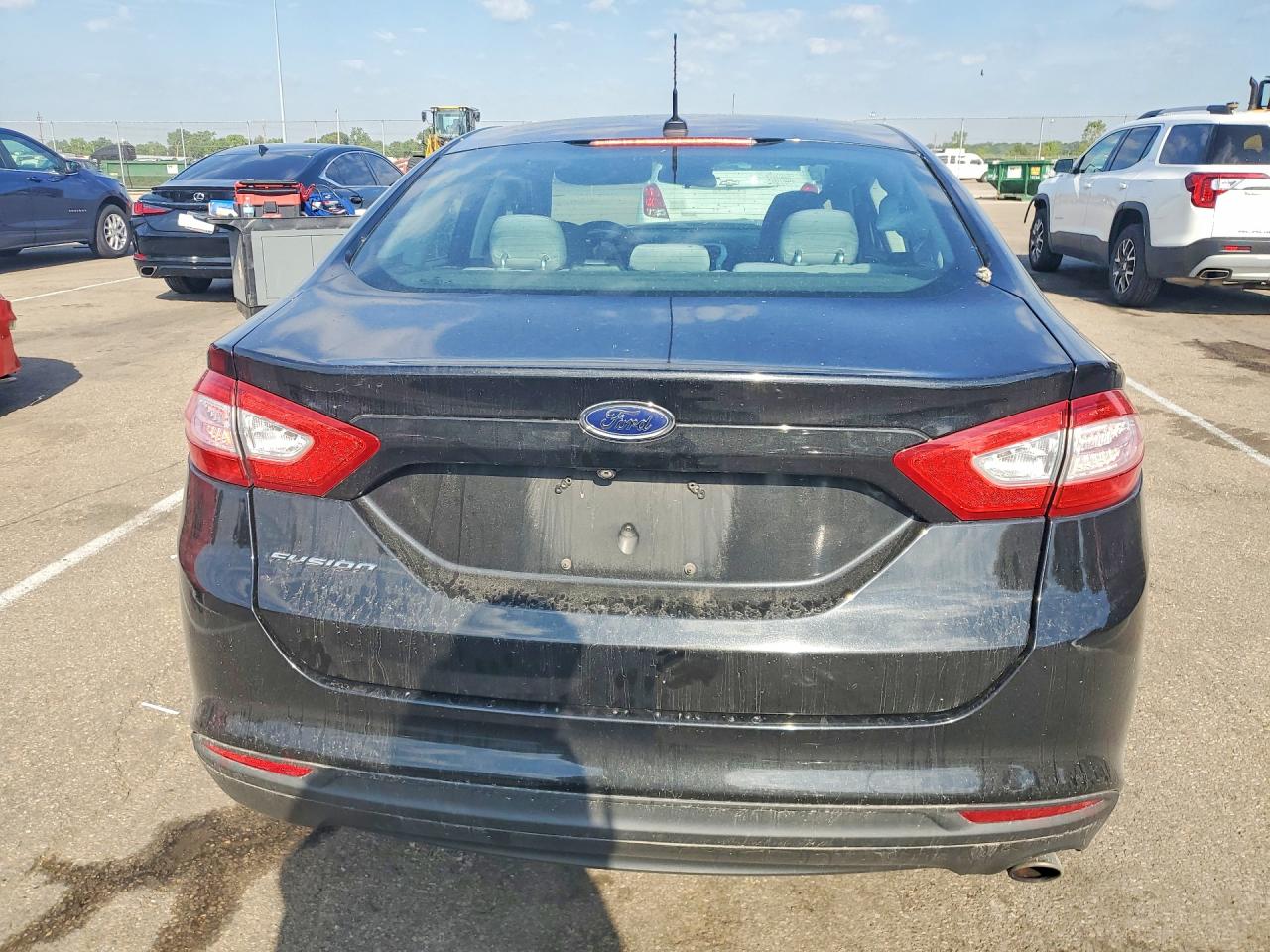 2015 Ford Fusion S Серый vin: 3FA6P0G75FR118035