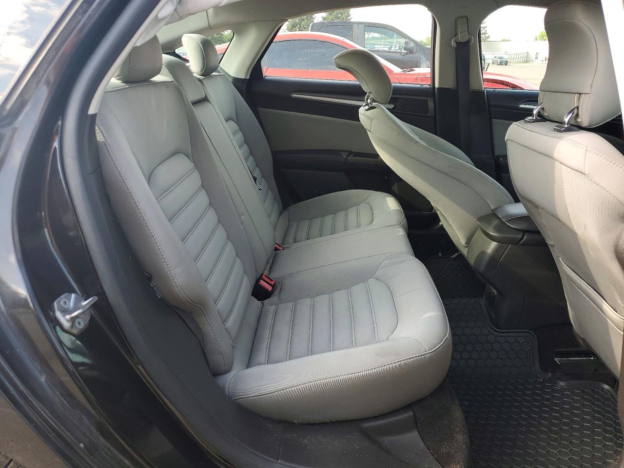 2015 Ford Fusion S Серый vin: 3FA6P0G75FR118035
