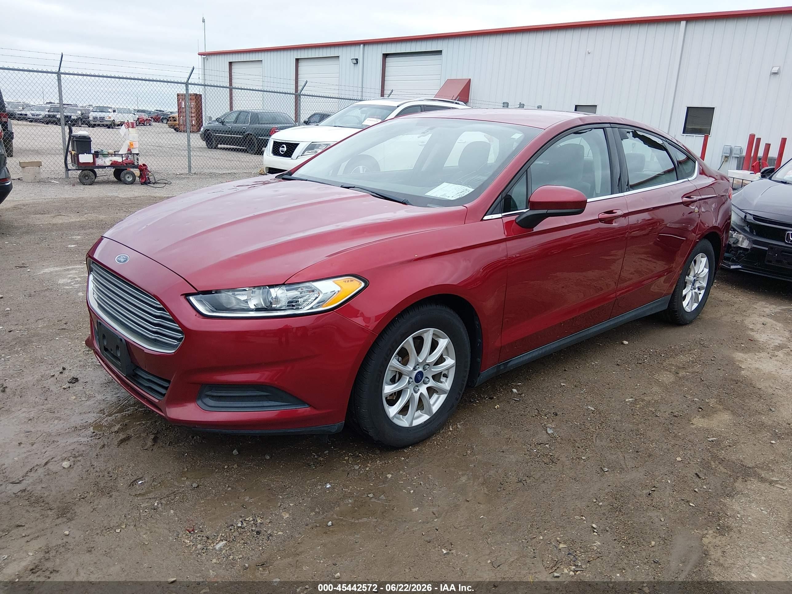 2015 Ford Fusion S Красный vin: 3FA6P0G75FR136938