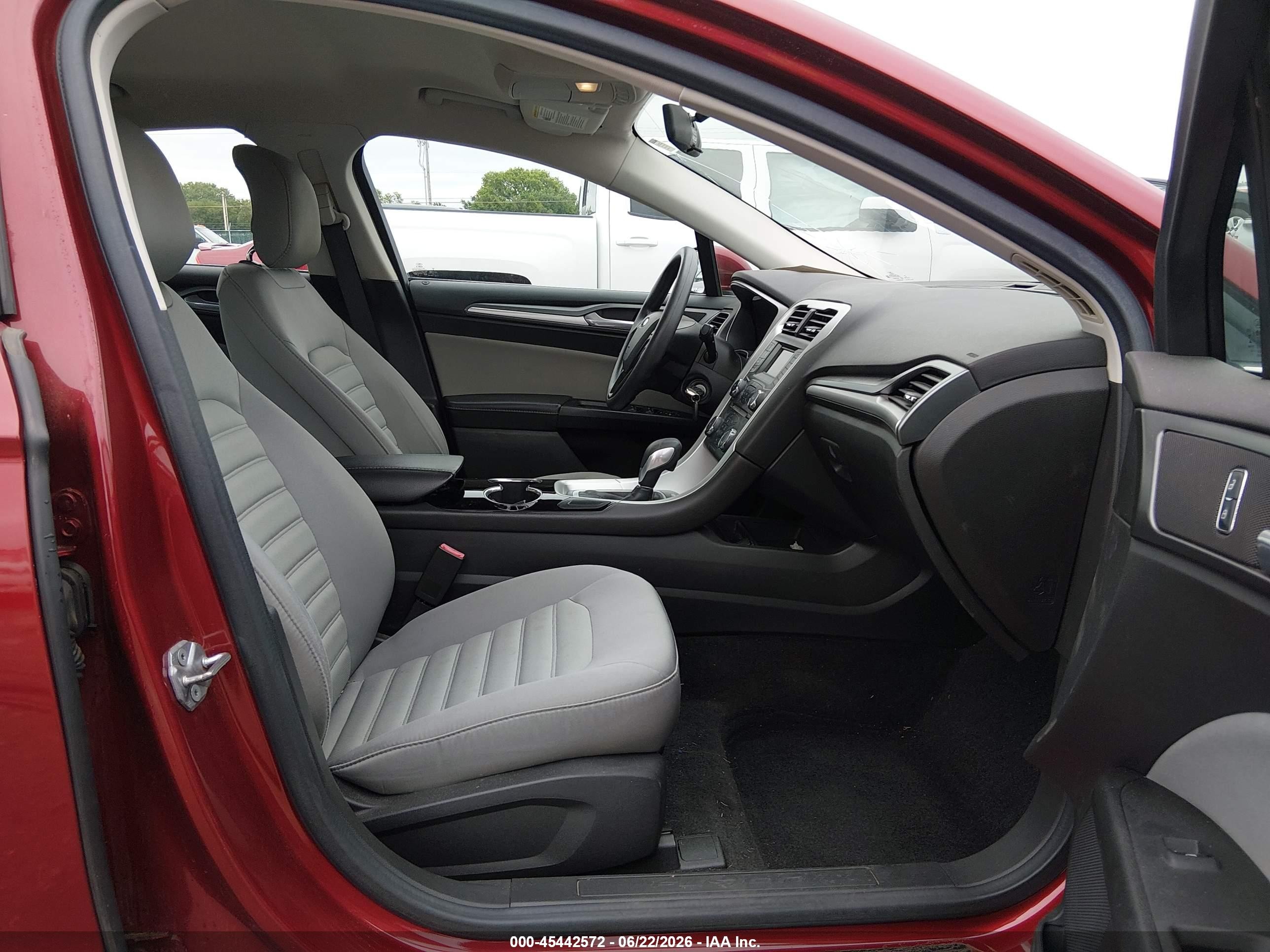 2015 Ford Fusion S Красный vin: 3FA6P0G75FR136938