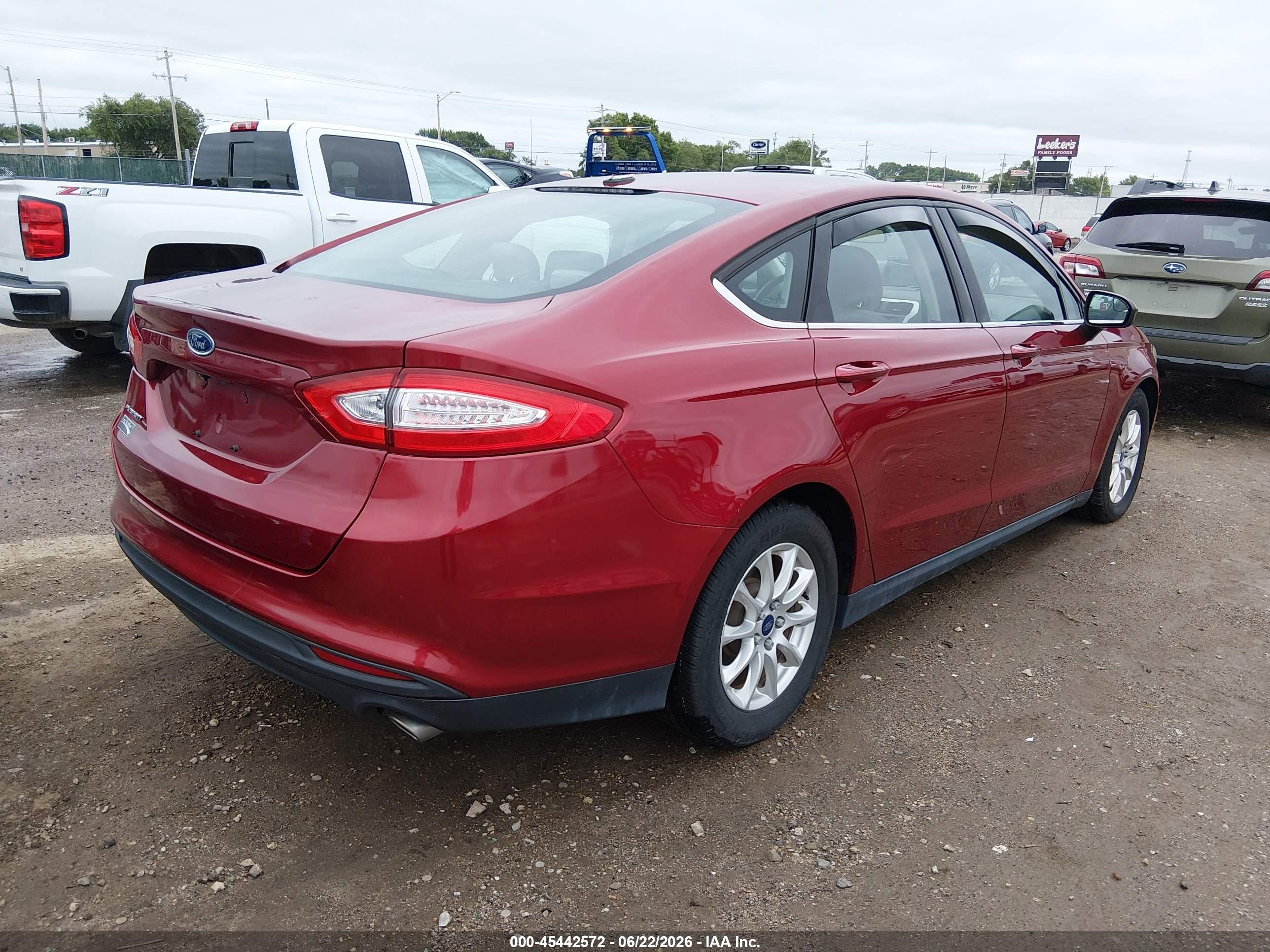 2015 Ford Fusion S Красный vin: 3FA6P0G75FR136938