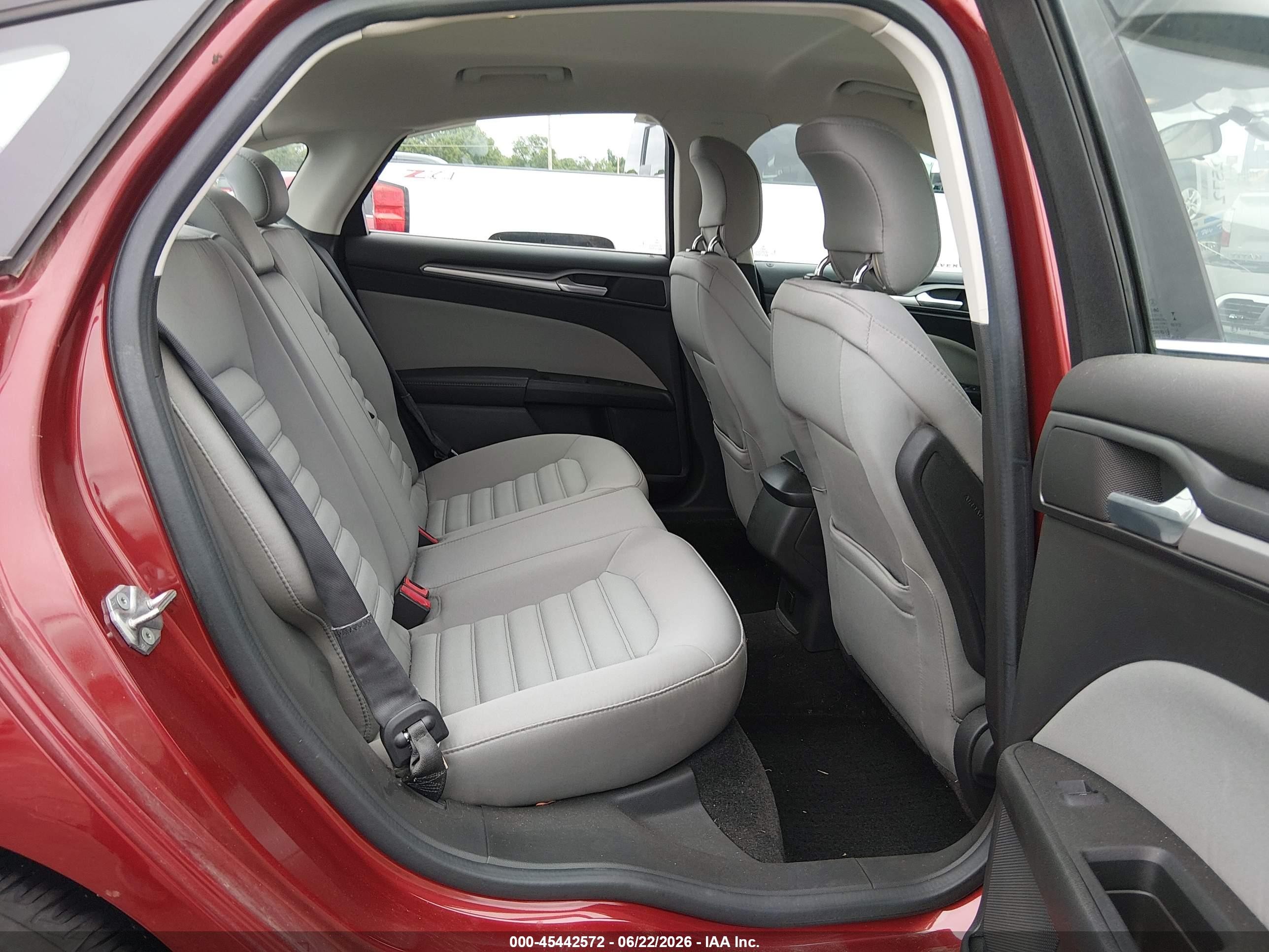 2015 Ford Fusion S Красный vin: 3FA6P0G75FR136938