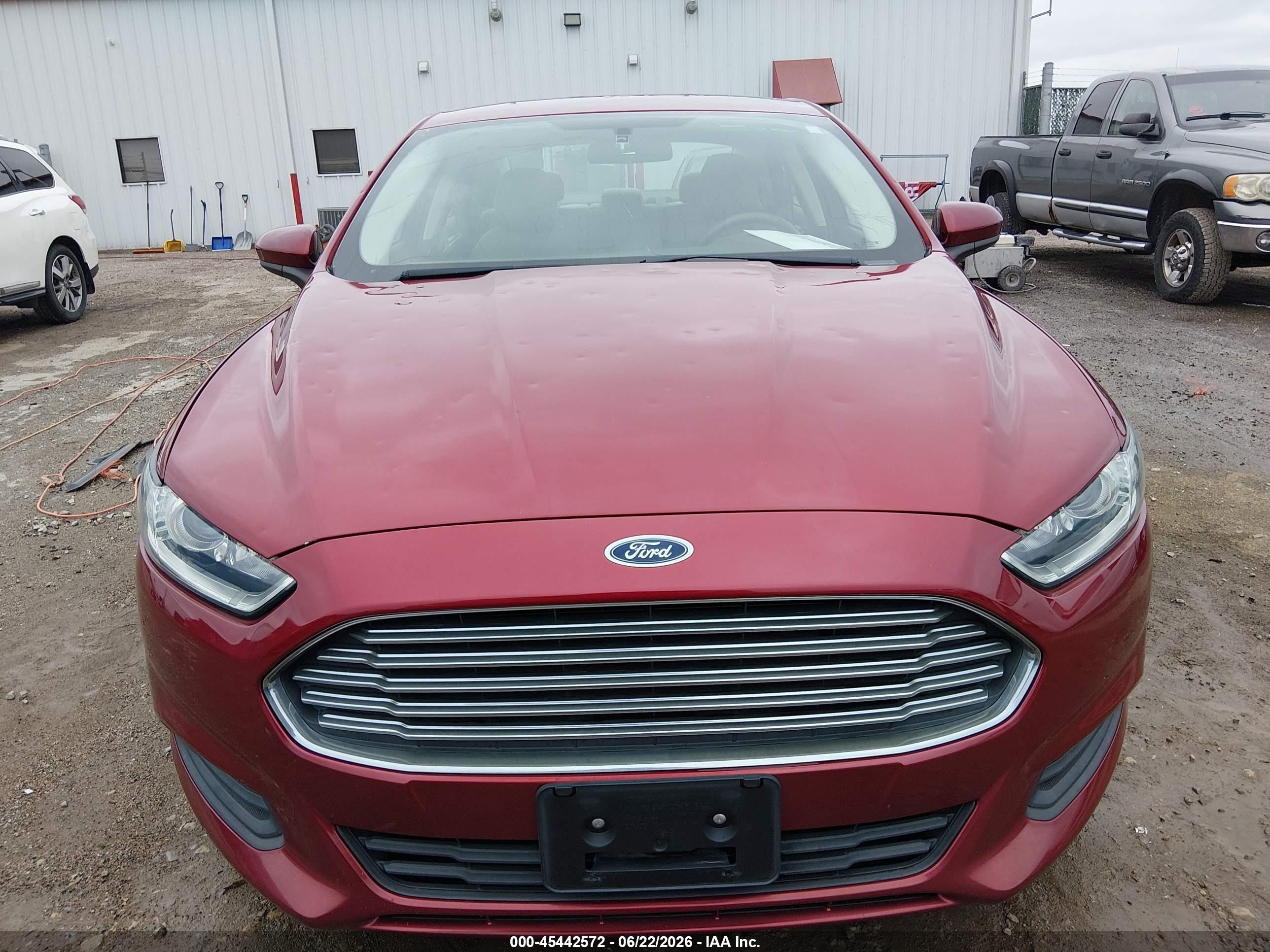2015 Ford Fusion S Красный vin: 3FA6P0G75FR136938