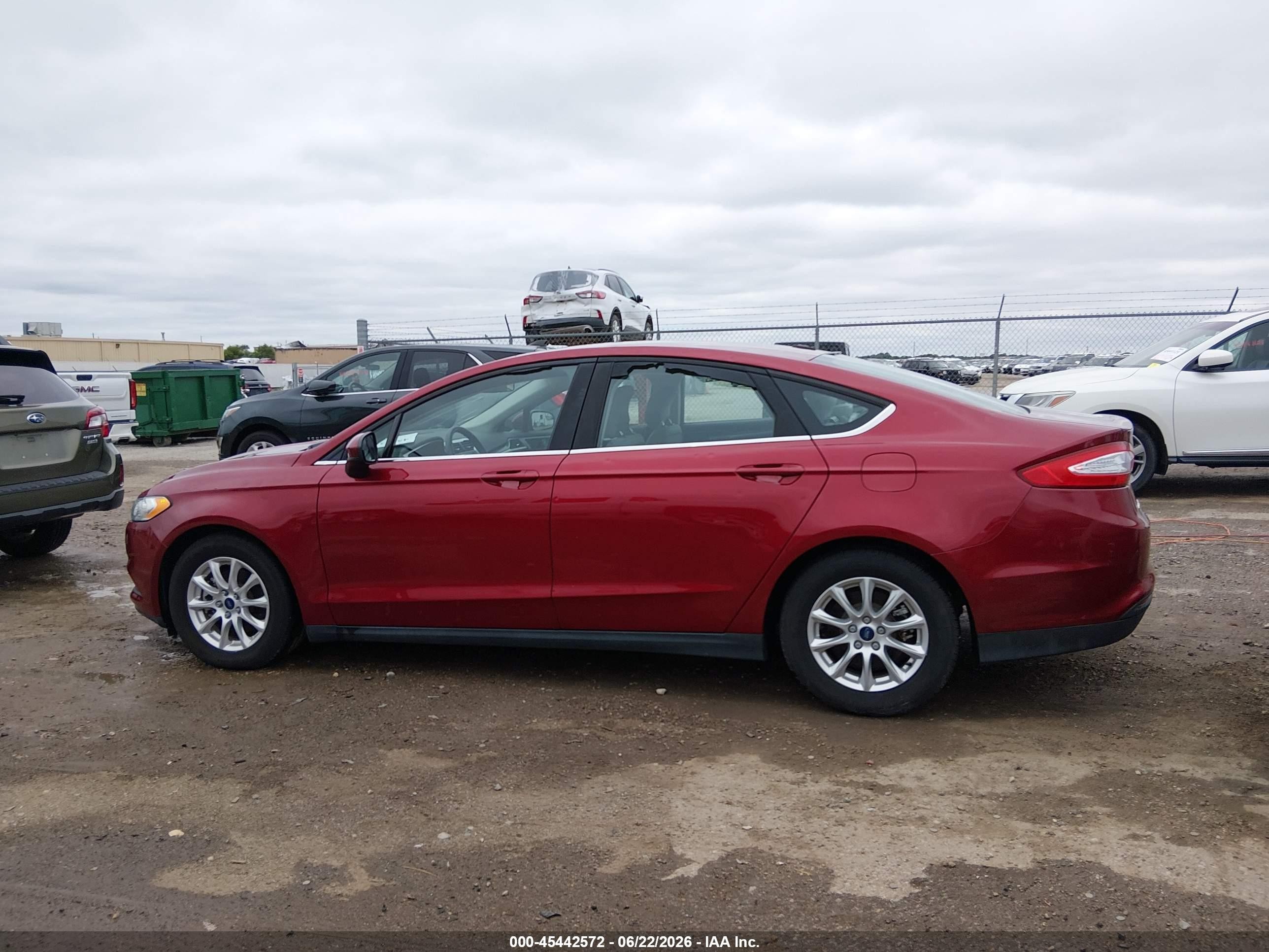 2015 Ford Fusion S Красный vin: 3FA6P0G75FR136938