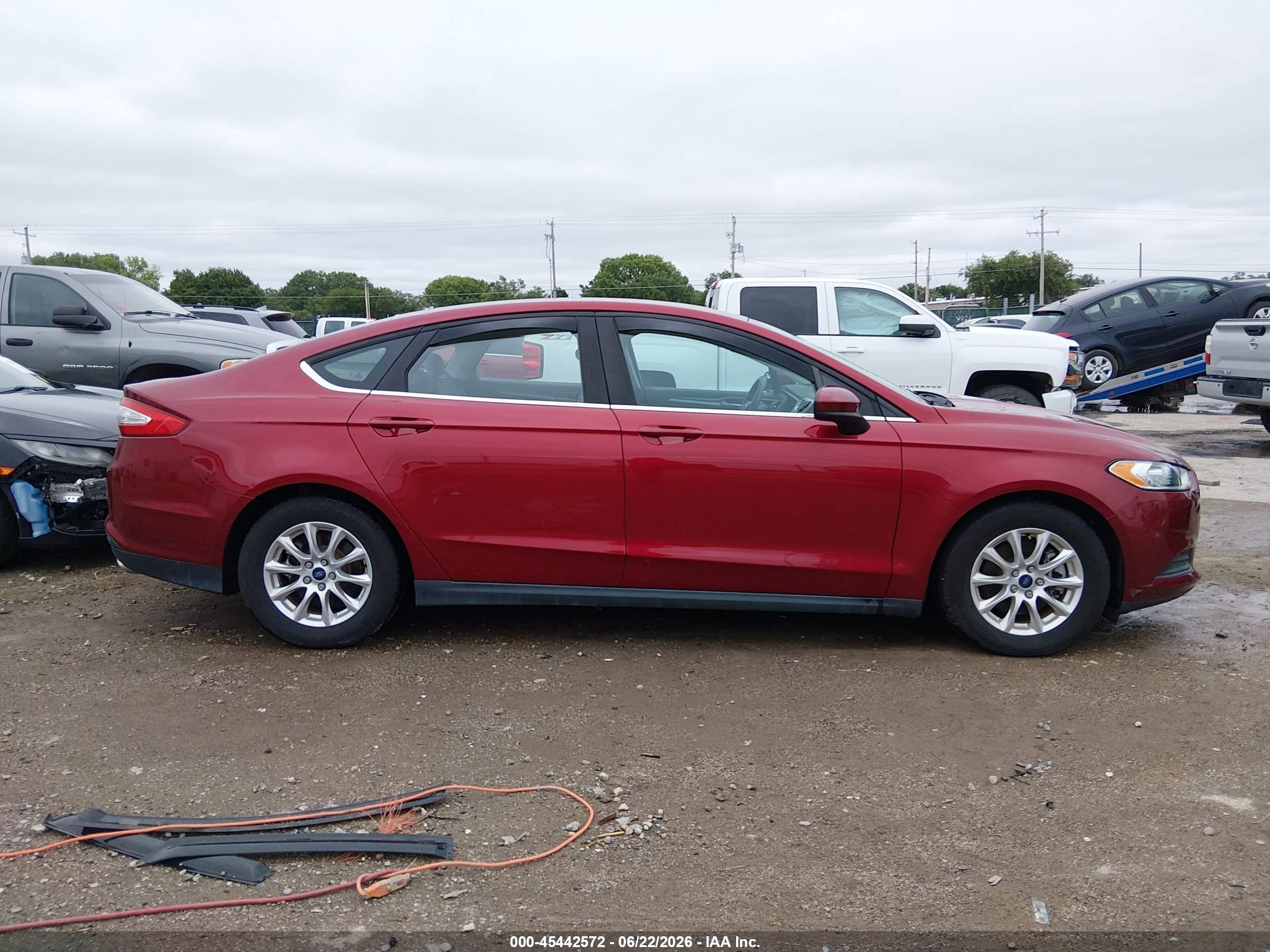 2015 Ford Fusion S Красный vin: 3FA6P0G75FR136938