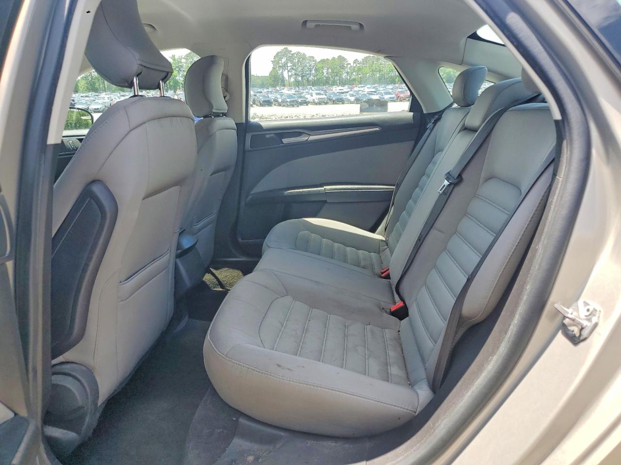 2015 Ford Fusion S Золотой vin: 3FA6P0G75FR194774