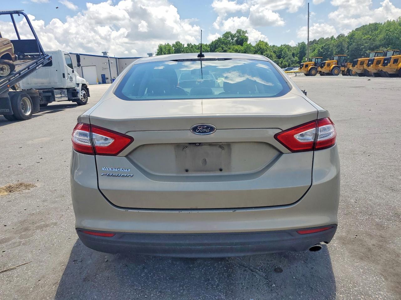 2015 Ford Fusion S Золотой vin: 3FA6P0G75FR194774