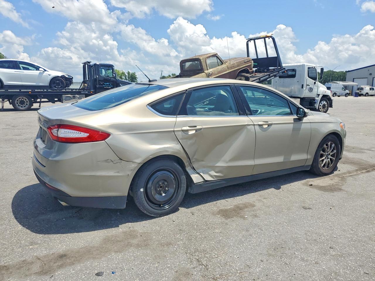 2015 Ford Fusion S Золотой vin: 3FA6P0G75FR194774