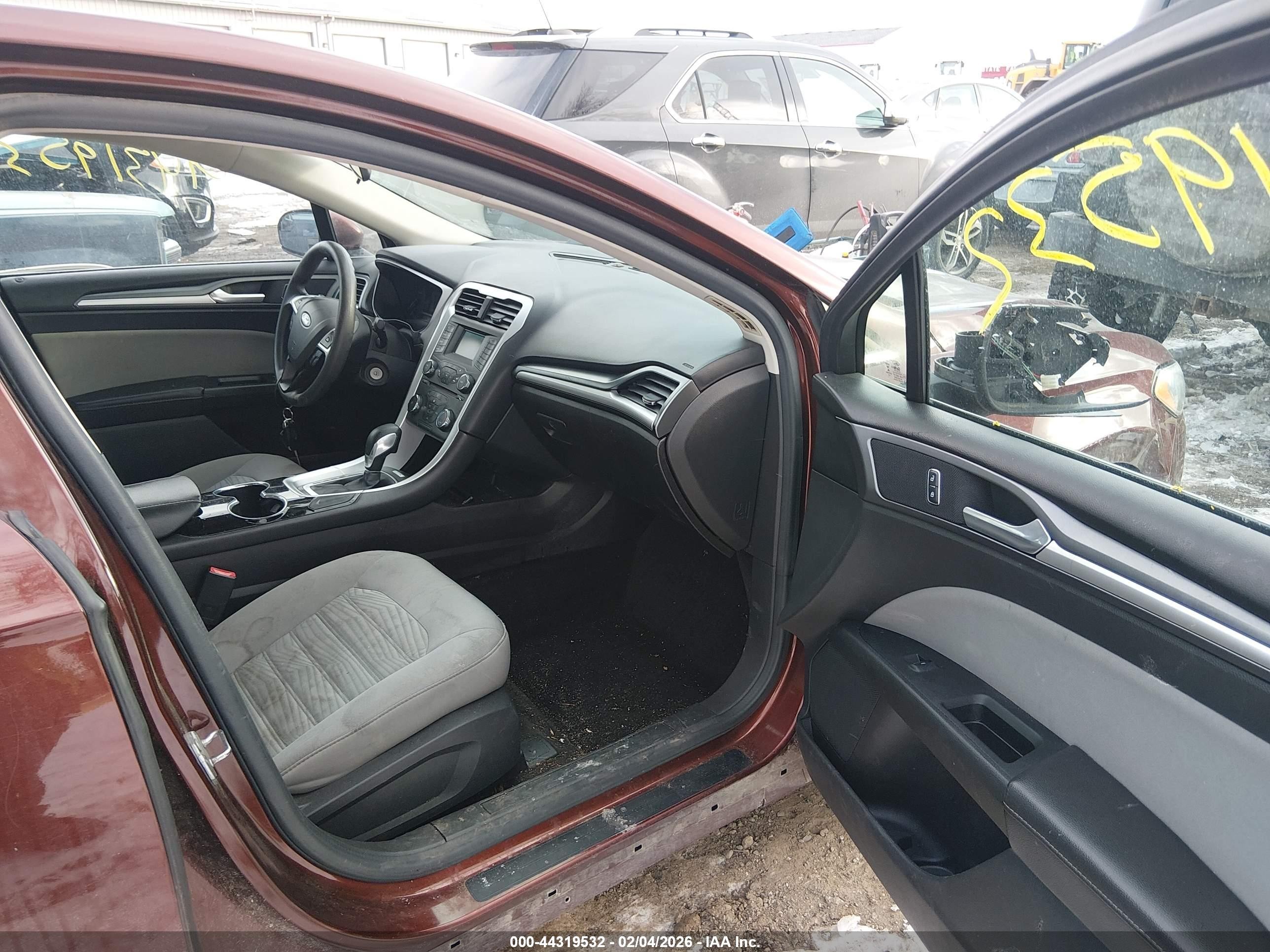 2016 Ford Fusion S Красный vin: 3FA6P0G76GR236824