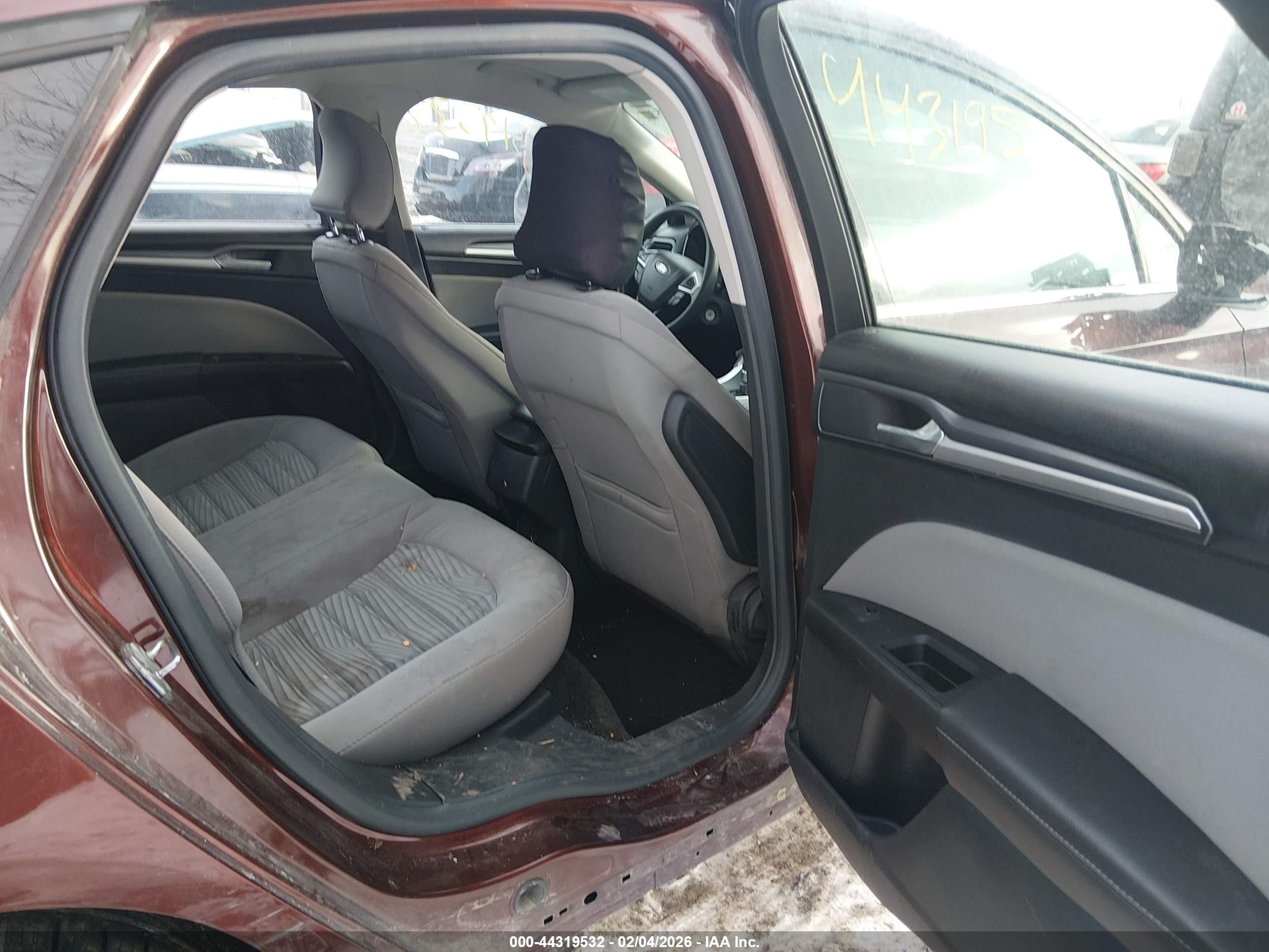 2016 Ford Fusion S Красный vin: 3FA6P0G76GR236824