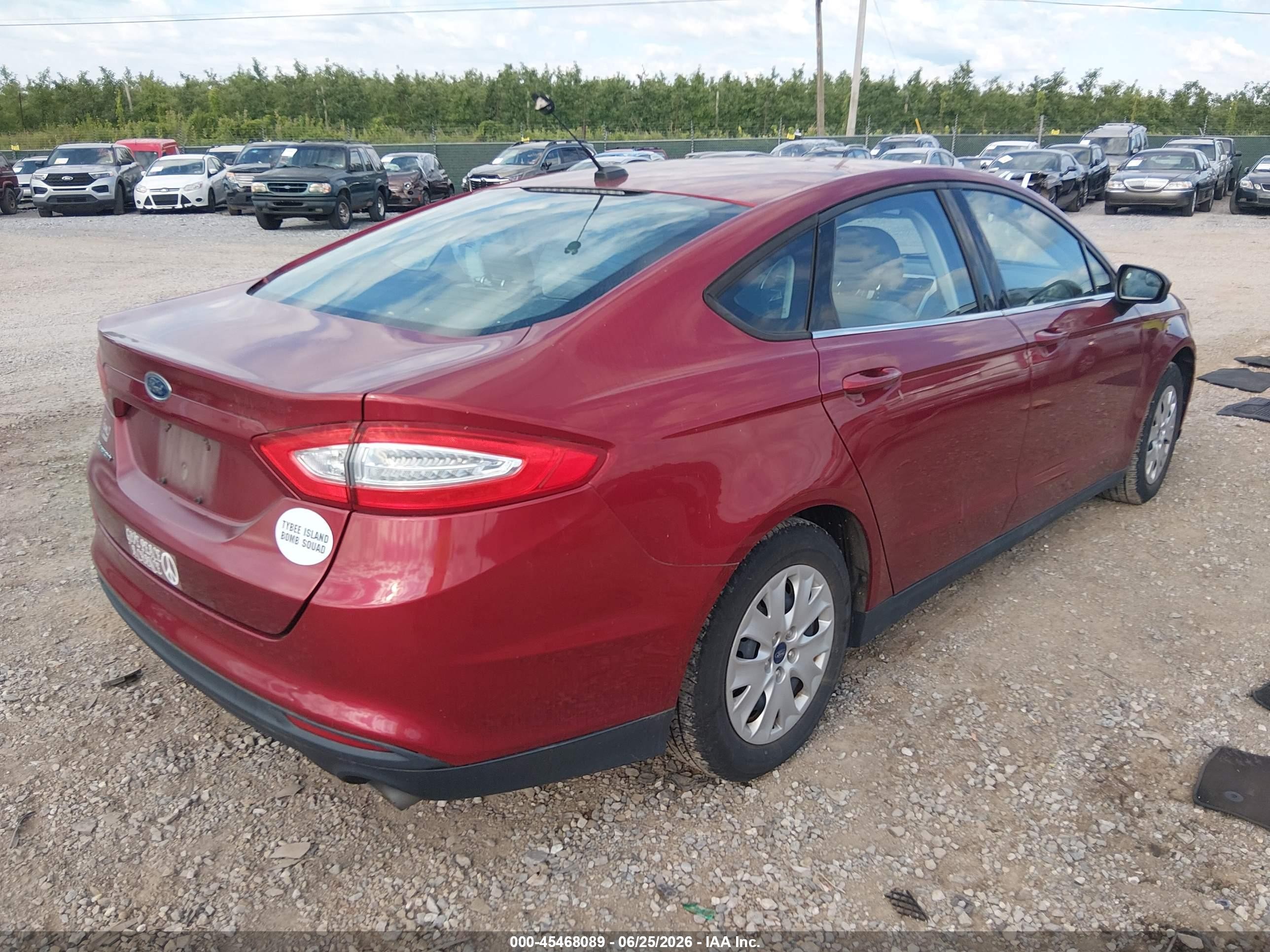 2013 Ford Fusion S Красный vin: 3FA6P0G77DR210731
