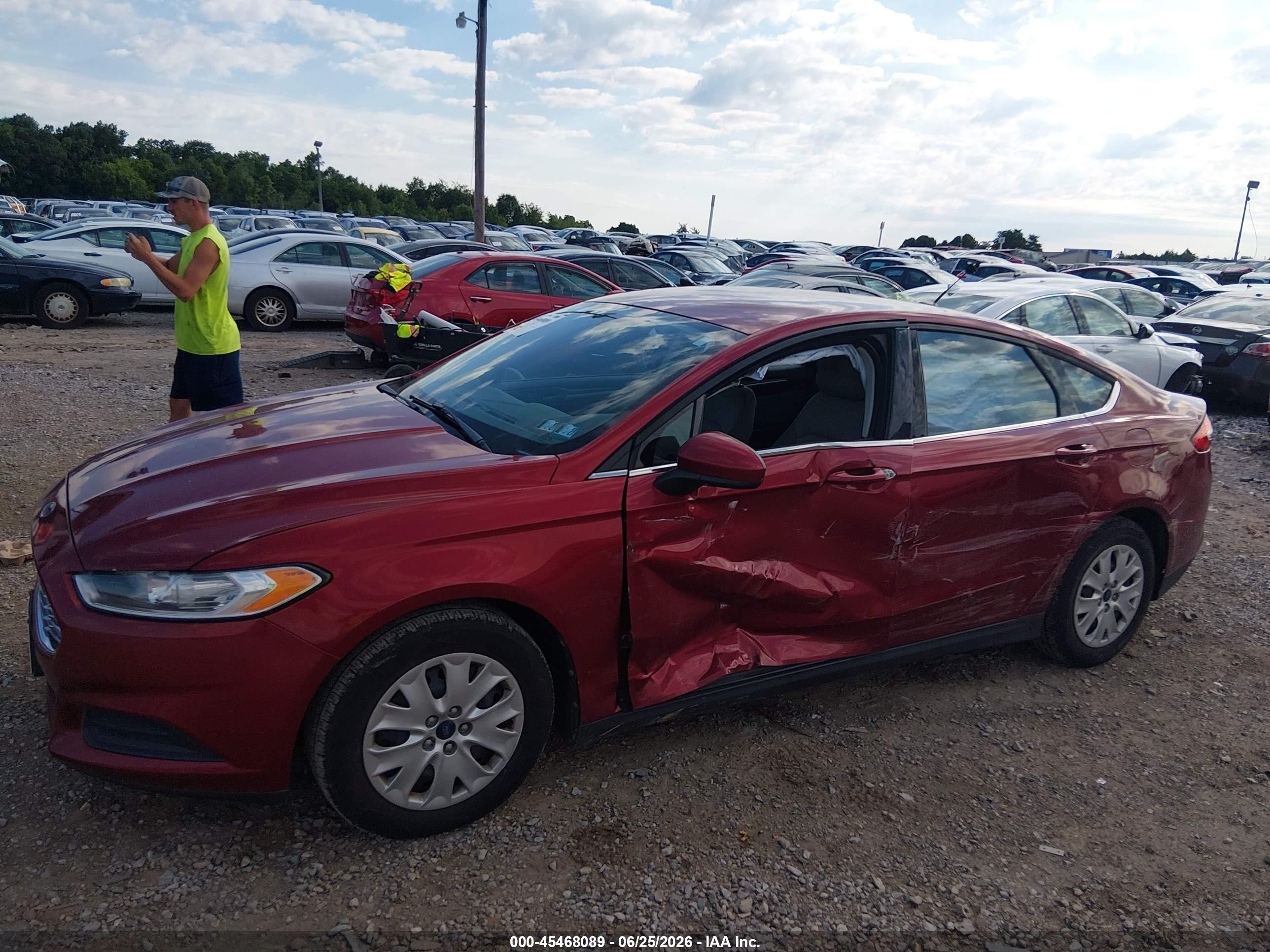2013 Ford Fusion S Красный vin: 3FA6P0G77DR210731