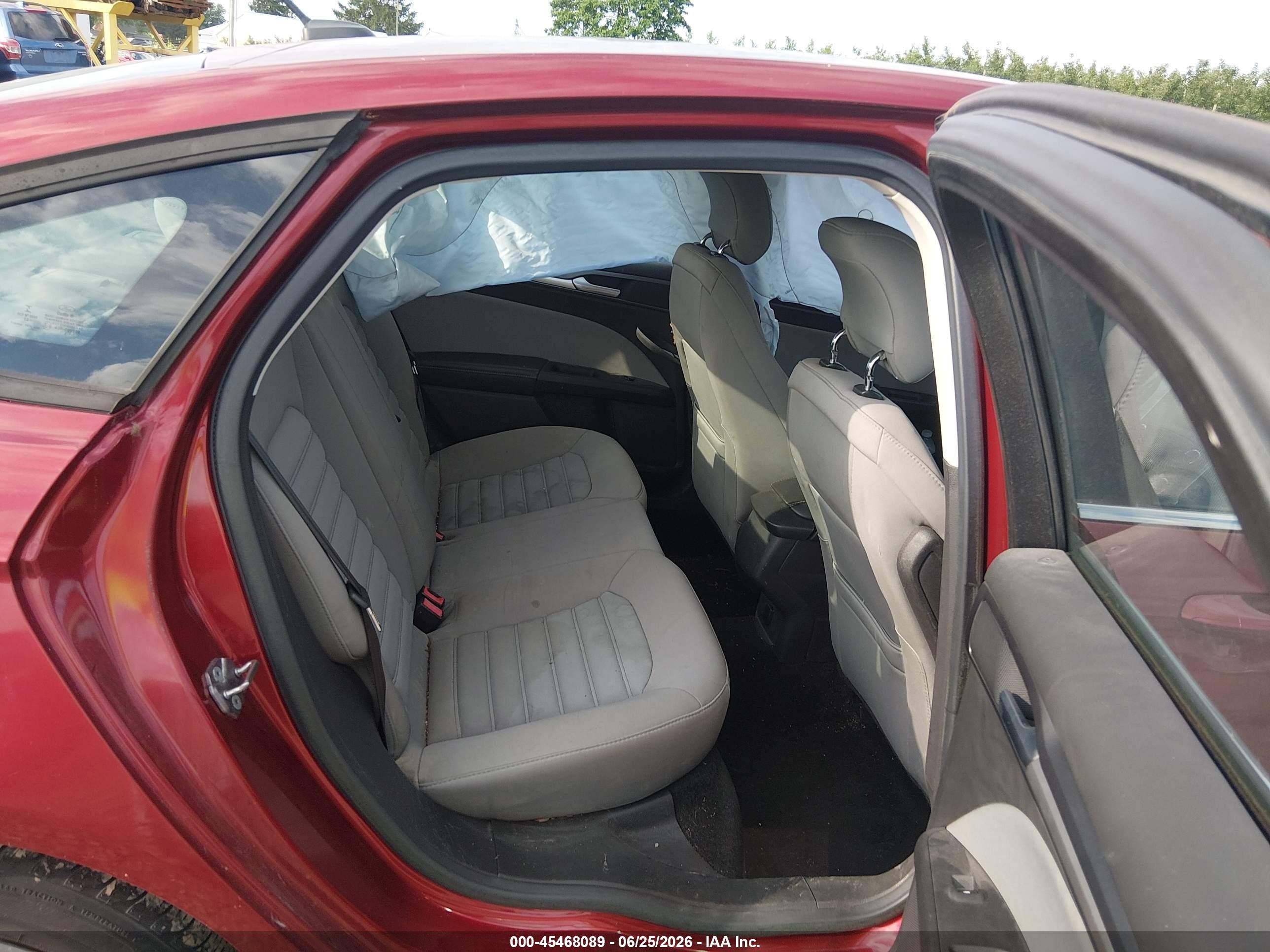 2013 Ford Fusion S Красный vin: 3FA6P0G77DR210731