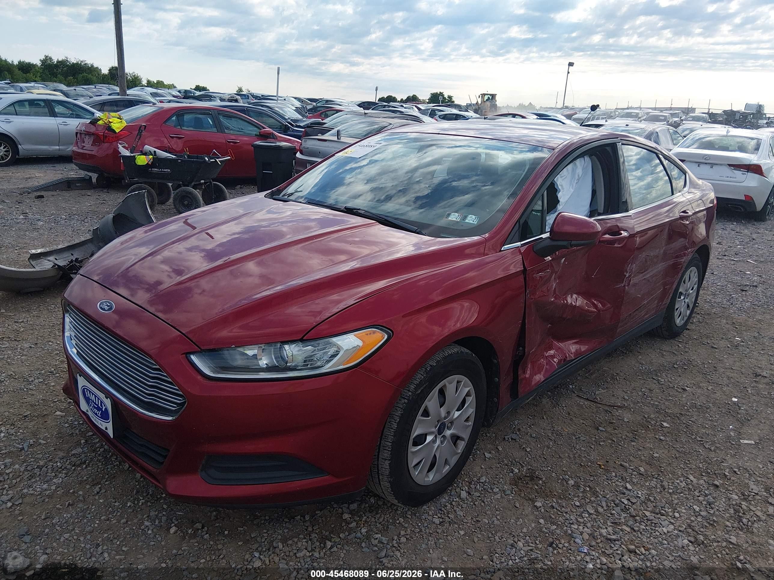 2013 Ford Fusion S Красный vin: 3FA6P0G77DR210731