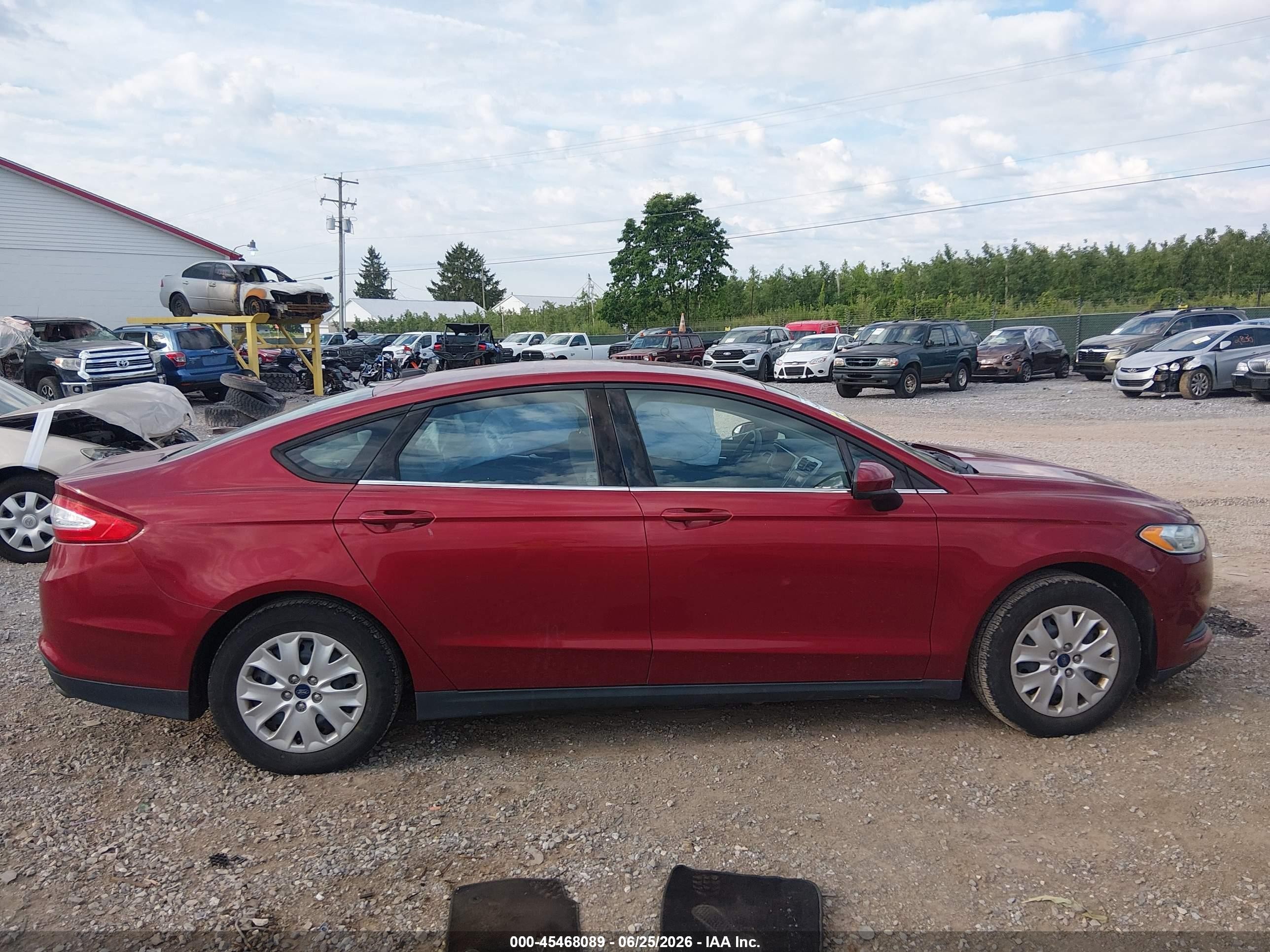 2013 Ford Fusion S Красный vin: 3FA6P0G77DR210731