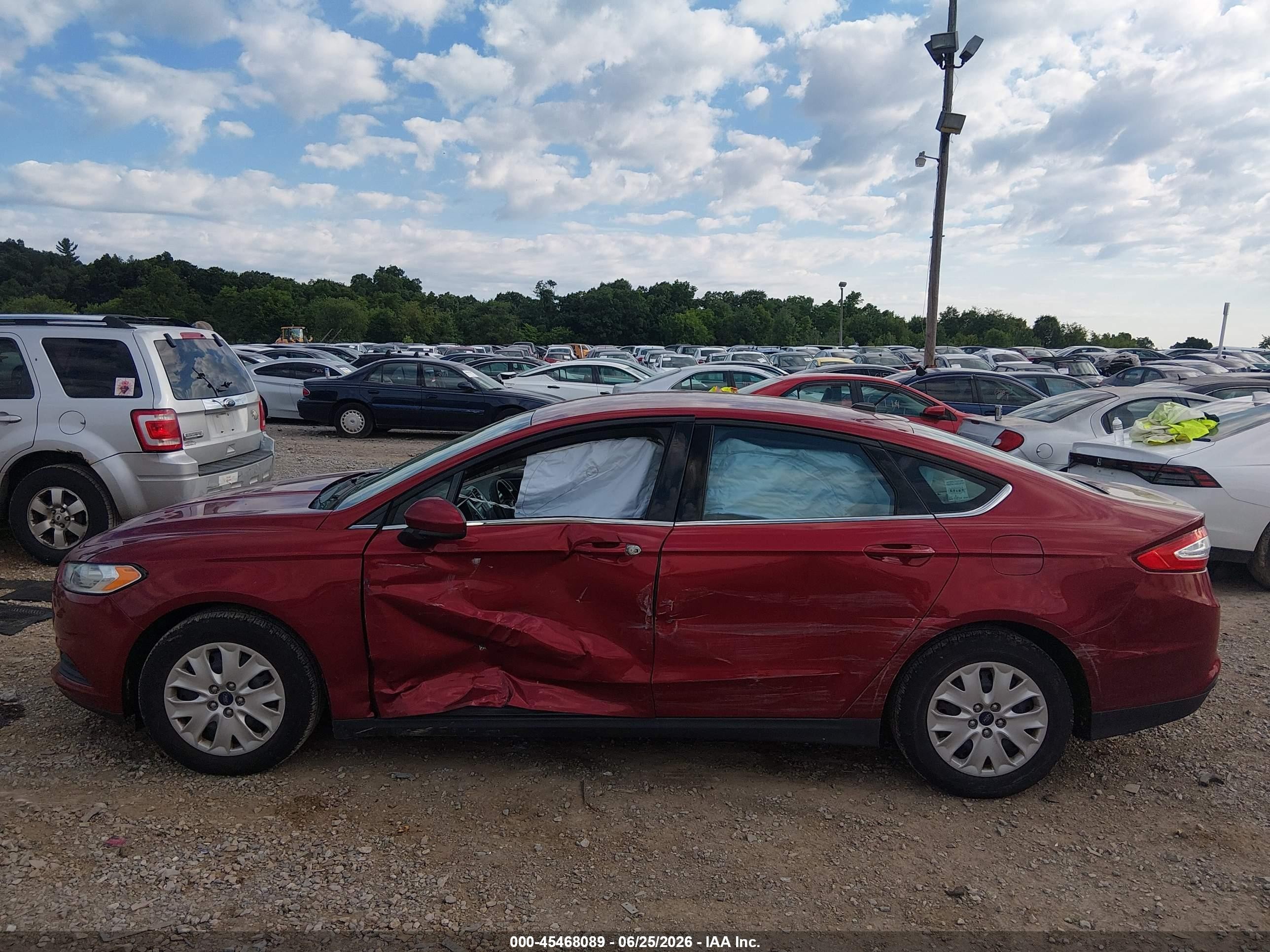 2013 Ford Fusion S Красный vin: 3FA6P0G77DR210731