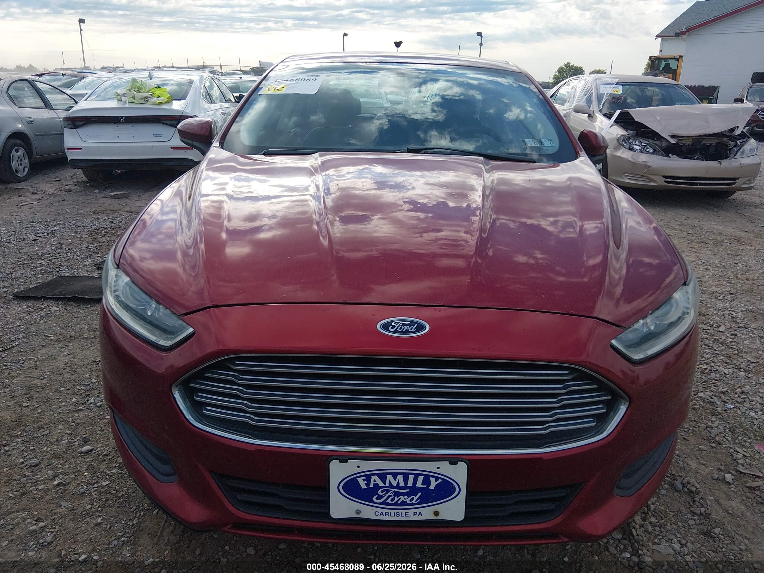2013 Ford Fusion S Красный vin: 3FA6P0G77DR210731