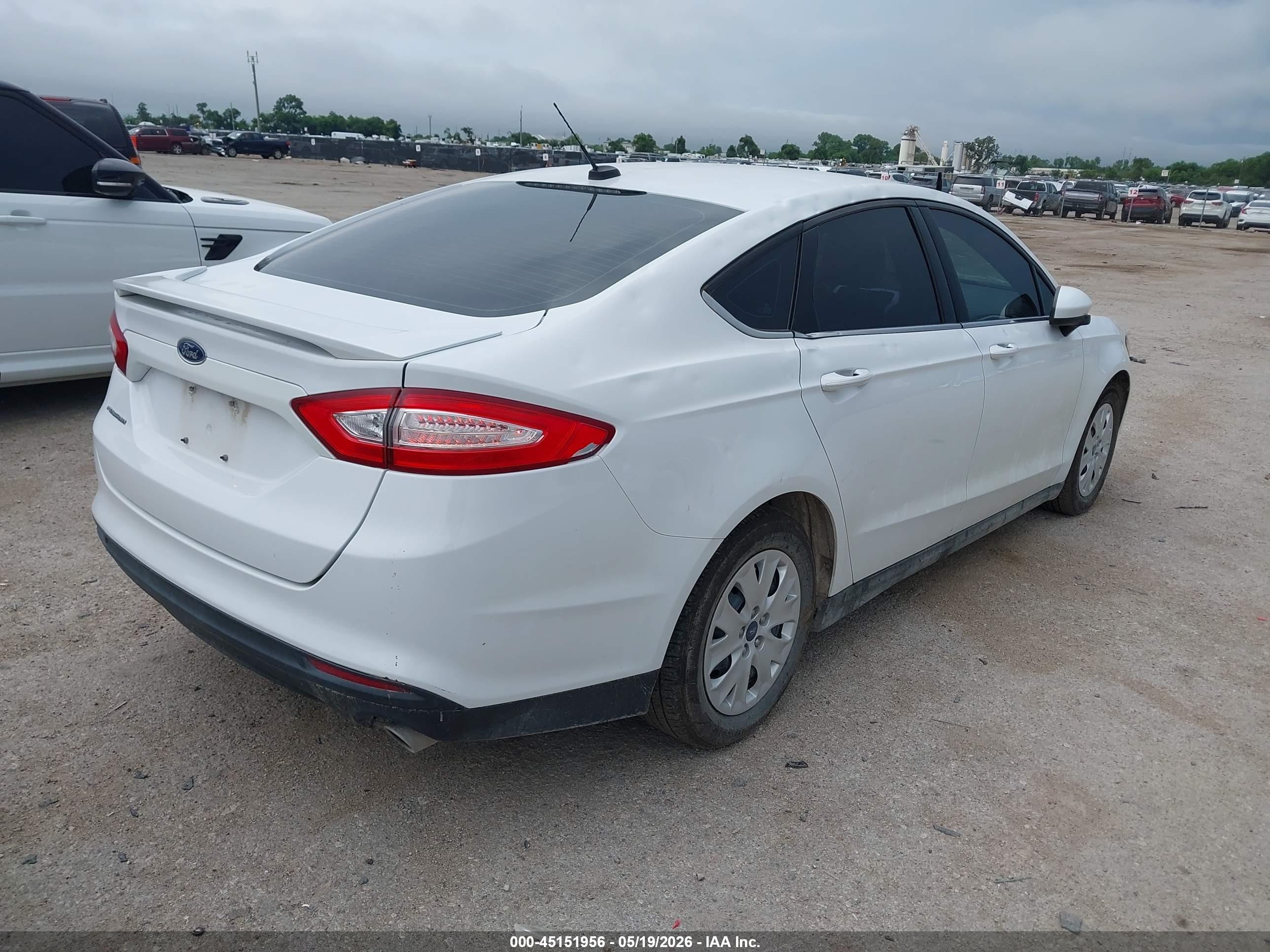 2013 Ford Fusion S Белый vin: 3FA6P0G77DR273117