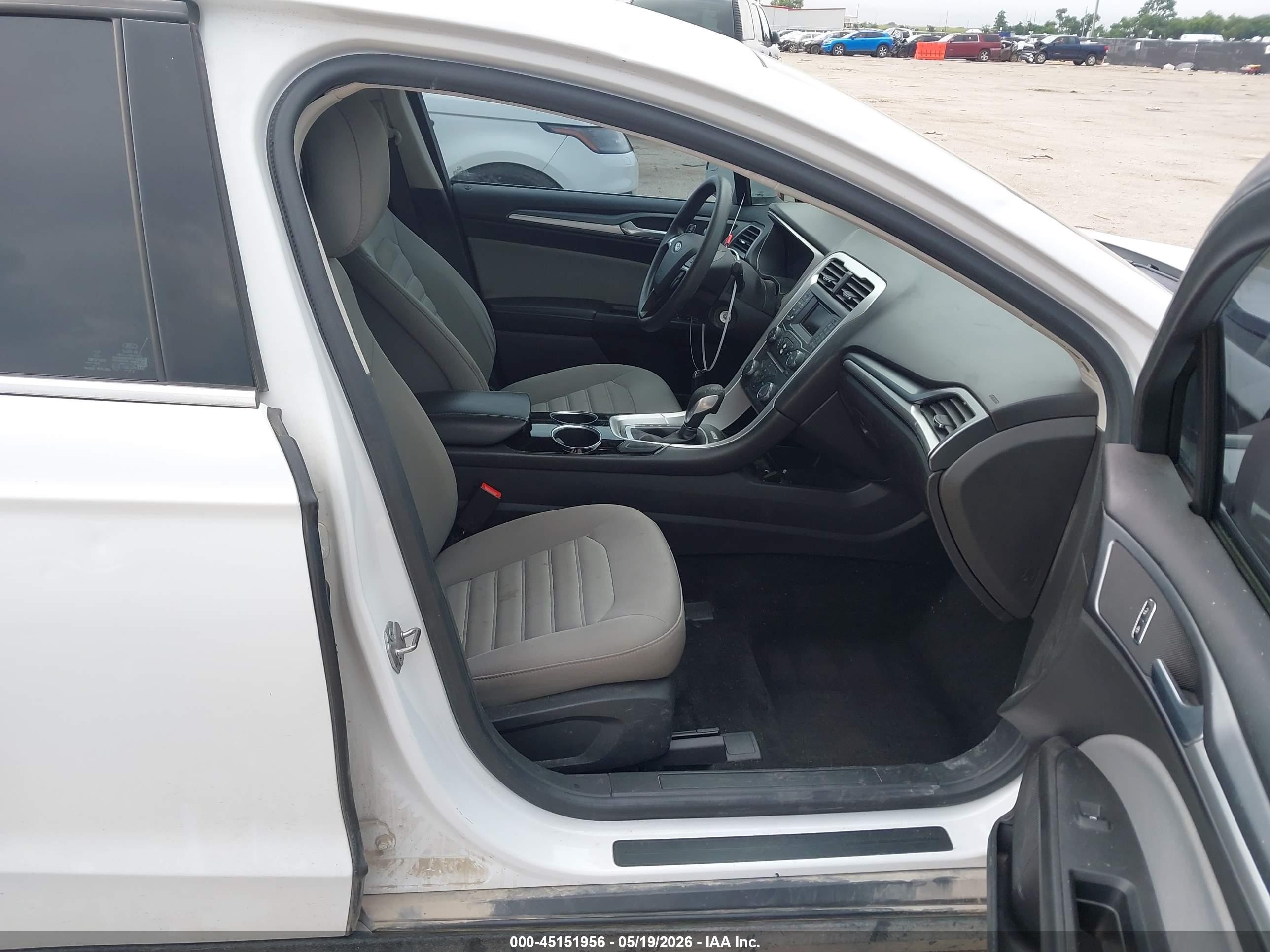 2013 Ford Fusion S Белый vin: 3FA6P0G77DR273117