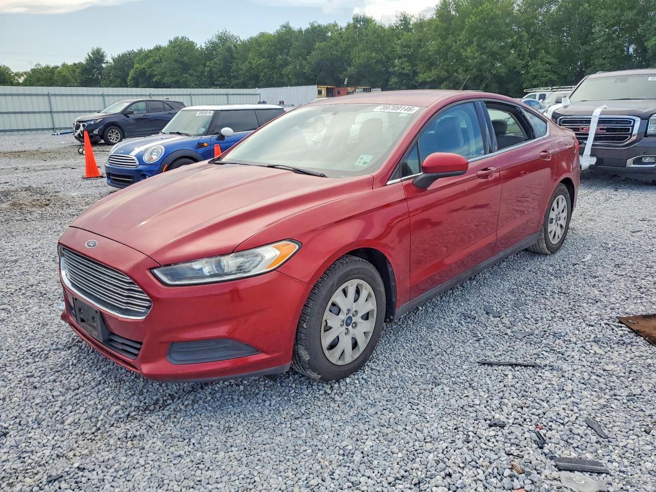 2014 Ford Fusion S Красный vin: 3FA6P0G77ER101932