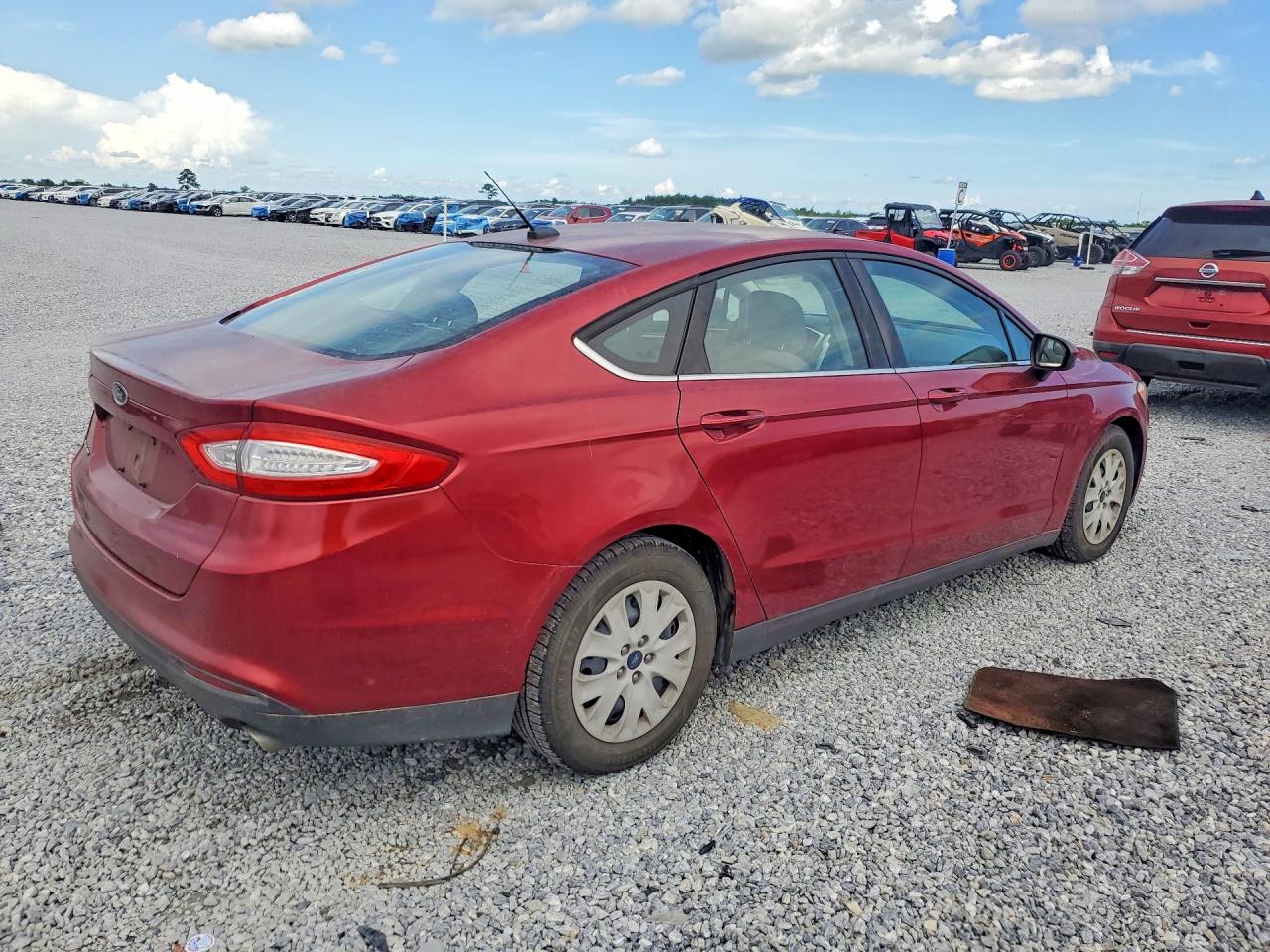 2014 Ford Fusion S Красный vin: 3FA6P0G77ER101932