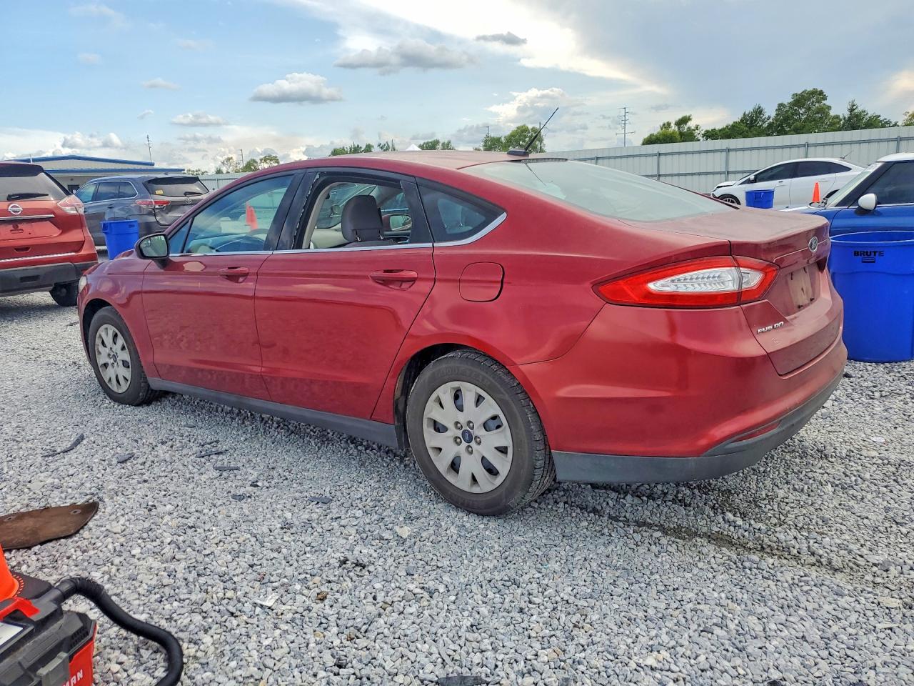 2014 Ford Fusion S Красный vin: 3FA6P0G77ER101932