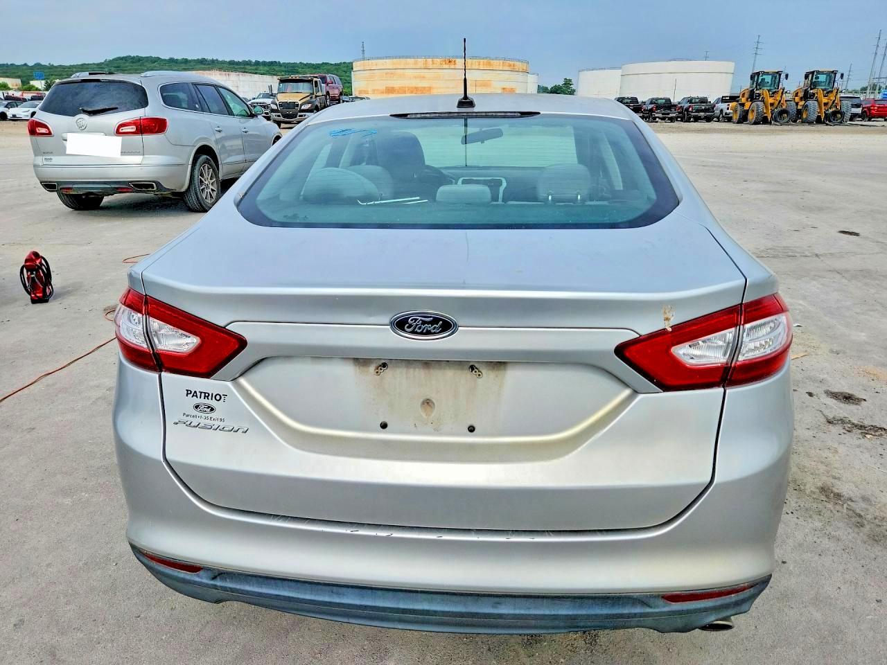 2014 Ford Fusion S Серебряный vin: 3FA6P0G77ER110324